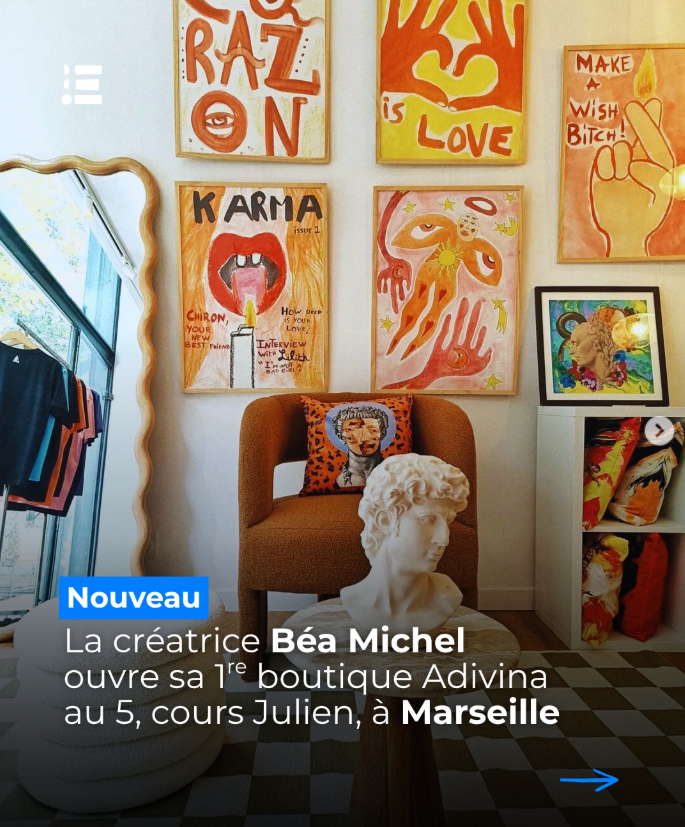 Une pièce décorée de toiles artistiques colorées accrochées au mur, un miroir avec un cadre ondulé, une chaise orange avec un coussin à motif de lion, une statue de bust formant une tête grecque blanche, et une étagère blanche avec des sacs. Il y a aussi un miroir à gauche reflétant une fenêtre.