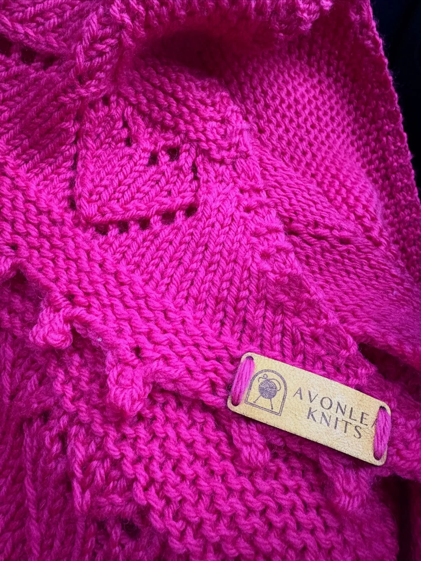 A peek at how the new Avonlea Knits branded leather tags look on a knit shawl. Thanks to @dragon_strings for the tags. They add an extra level of detail &amp; brand my work. 

Yarn: @cascadeyarns 220 Raspberry Wine 9694
Pattern: L&rsquo;amour c&rsquo