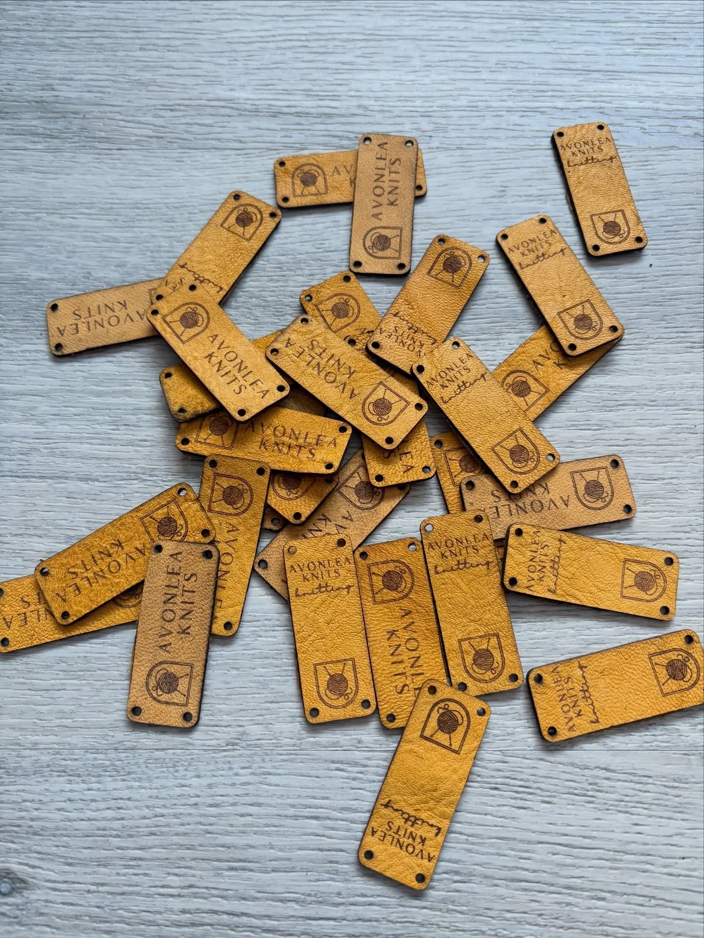 A new addition to Avonlea Knits designs, branded leather tags. Thanks to @dragon_strings for the tags. I love to support other small &amp; Canadian businesses.

#avonleaknits #leathertags #knitweardesigner #smallbusiness #canadianbusiness