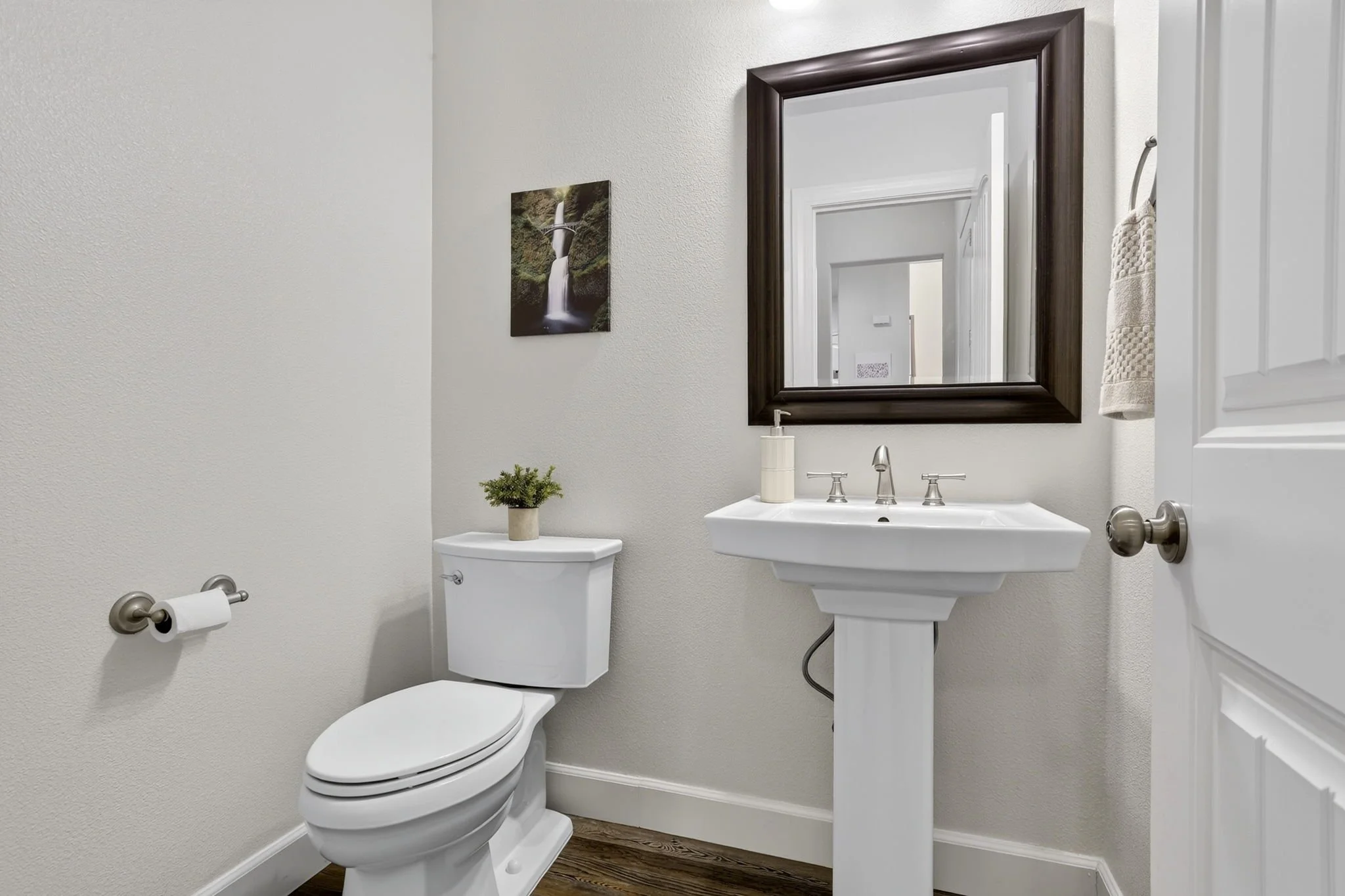 11368 NW Pumpkin Ct - Powder Bath