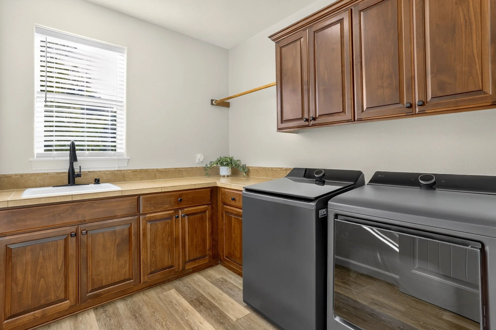 11368 NW Pumpkin Ct - Laundry Room