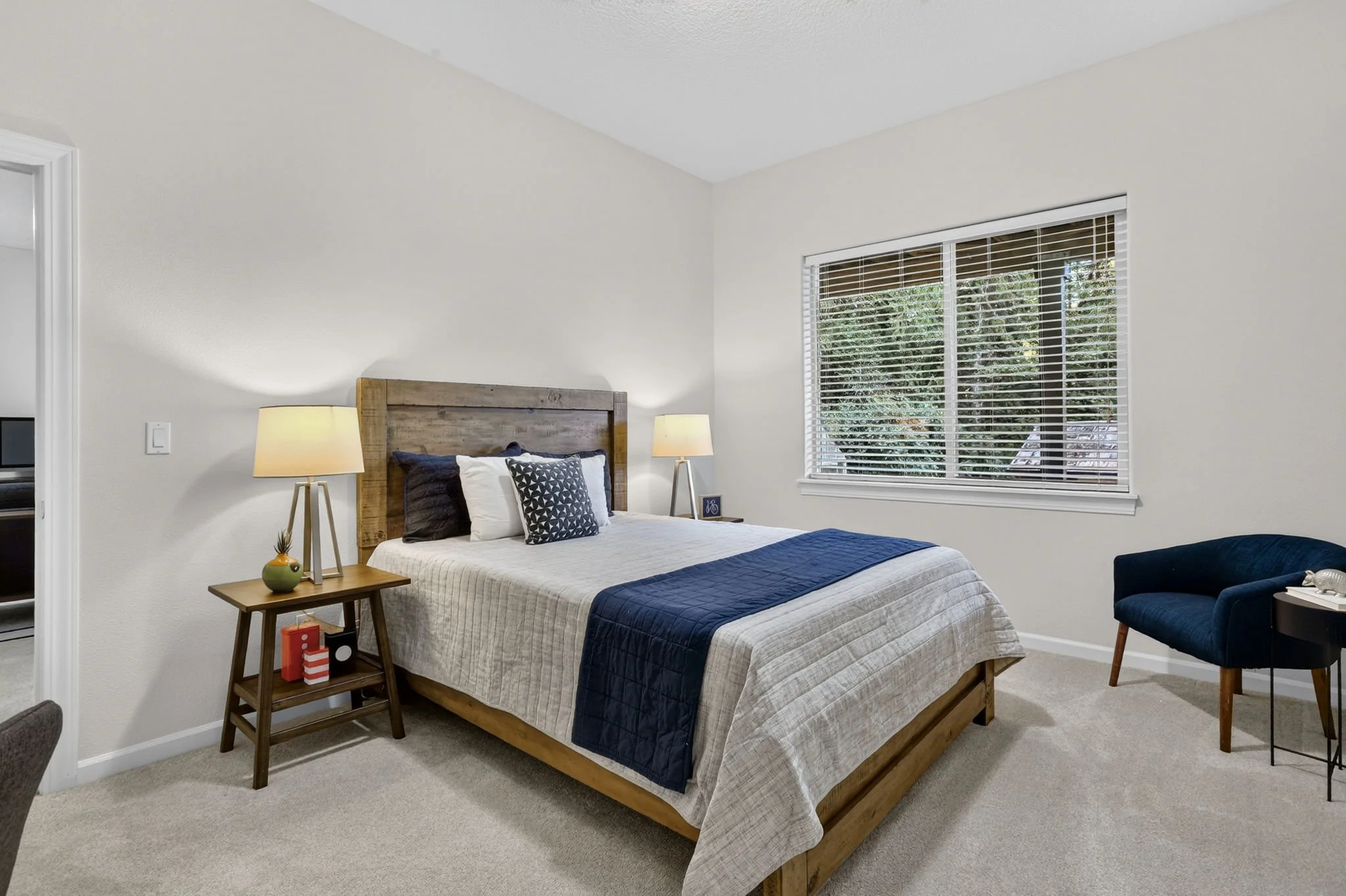 11368 NW Pumpkin Ct - Spacious Guest Room
