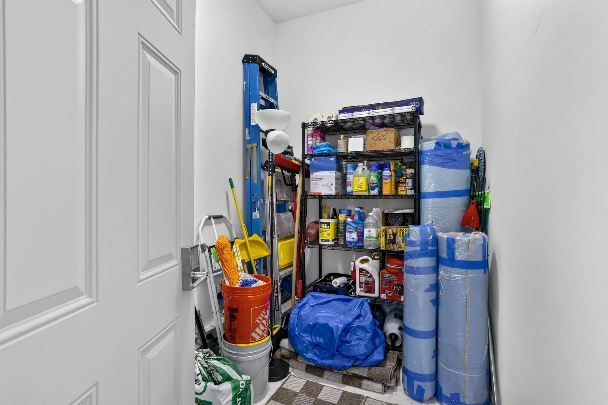 11368 NW Pumpkin Ct - Built-in Storage Area