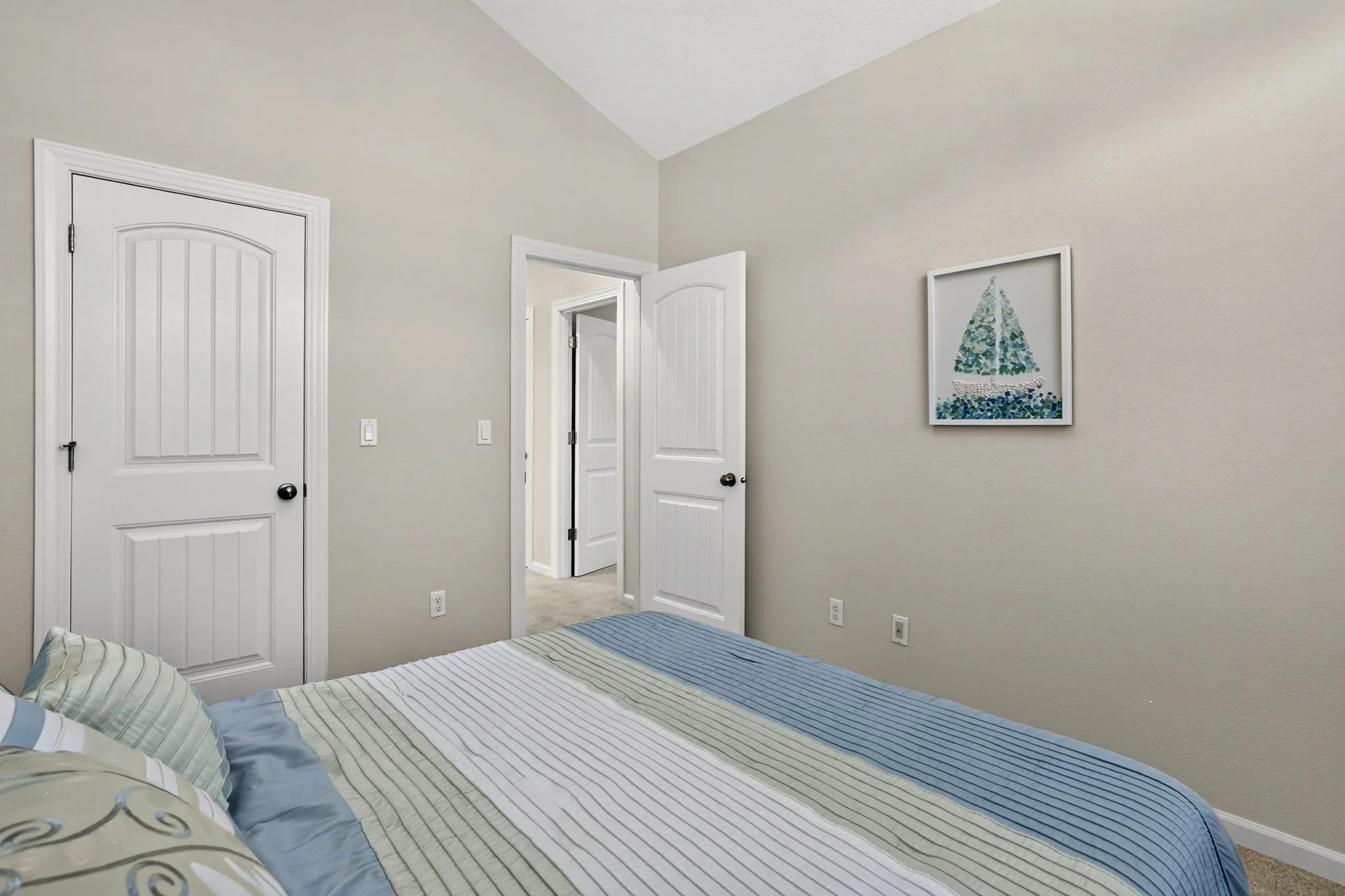 11368 NW Pumpkin Ct - Vaulted Room with Walk-in Closet