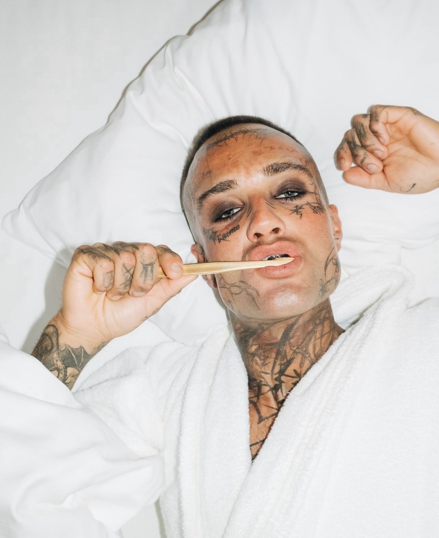 Project 099 - Aurezzi Seasonal Campaign

&ldquo;Make it an oral night ritual - Model using our 24K gold toothbrush.&rdquo;

Campaigns often have a clear and appealing message, along with a creative approach and precise targeting of the target audienc