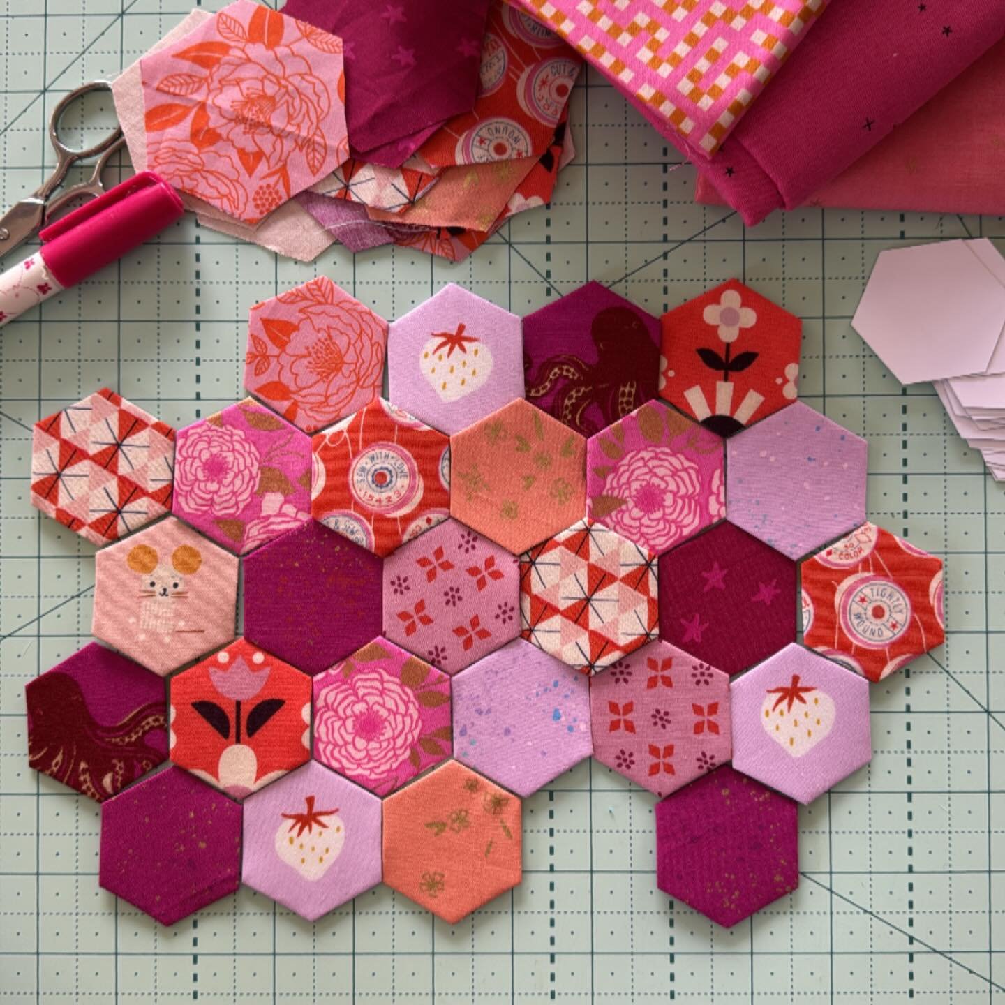 Ich bin komplett im EPP Fieber! Und nat&uuml;rlich im T&auml;schchen-Fieber. Und im Weblabel Fieber&hellip; wie das alles zusammenpasst, seht ihr heute in den Stories und lest es im Newsletter! 

#scrappy #scrappymakesmehappy #rubystarsociety #rubyst