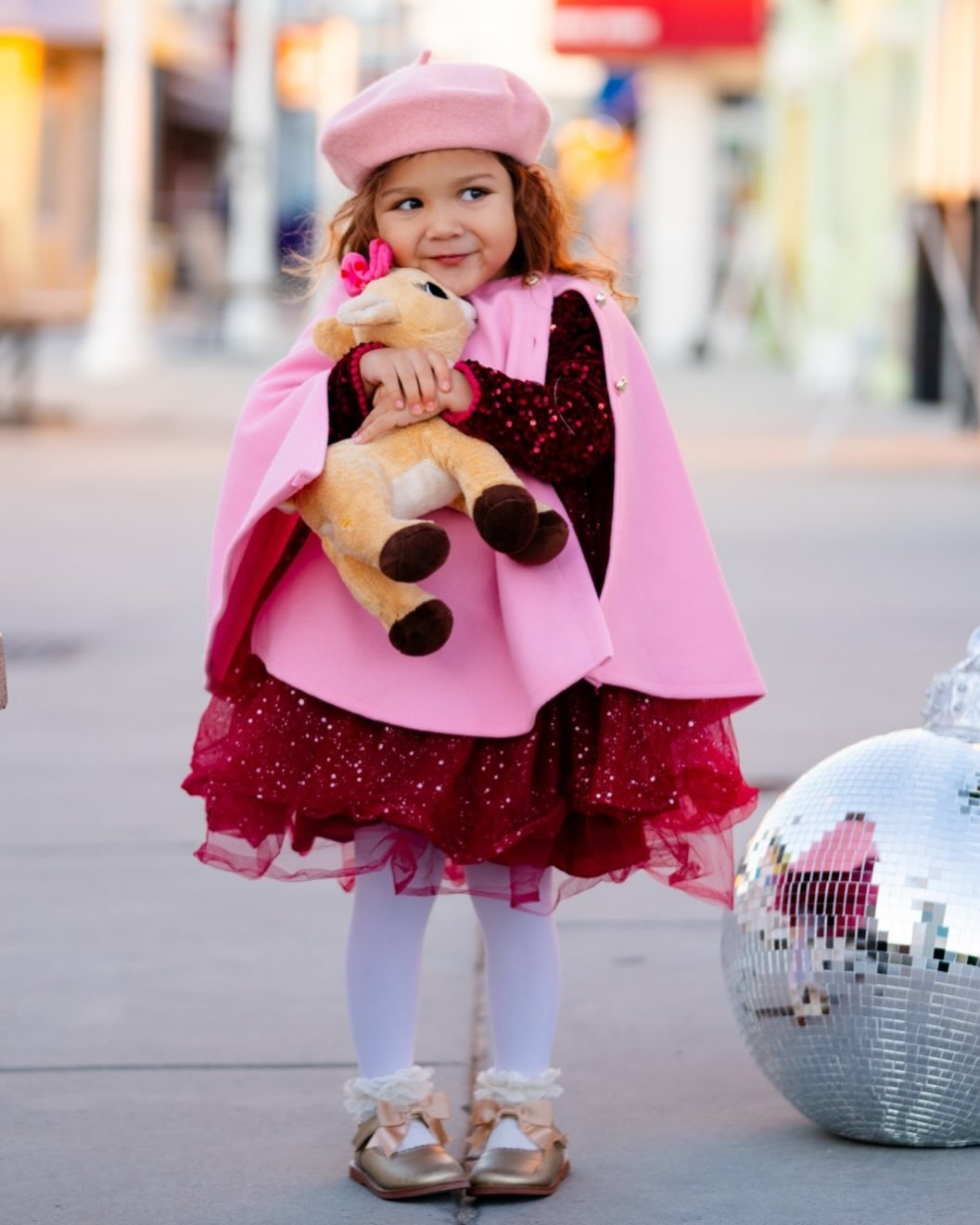 So excited for this month! I love December 💕 

Can you guess what color we went with this year with our Christmas decor? 🤩😆💓🎄