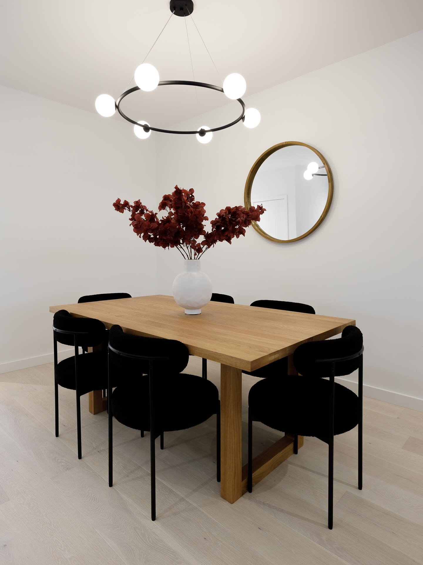STYLING || hints of black matching perfectly with the amazing black kitchen in this home 🫶🏻

👩&zwj;🎨 @stellainteriors 
📸 @thestudioofkind 

#stylist #styling #propertystyling #styledbystellainteriorsau