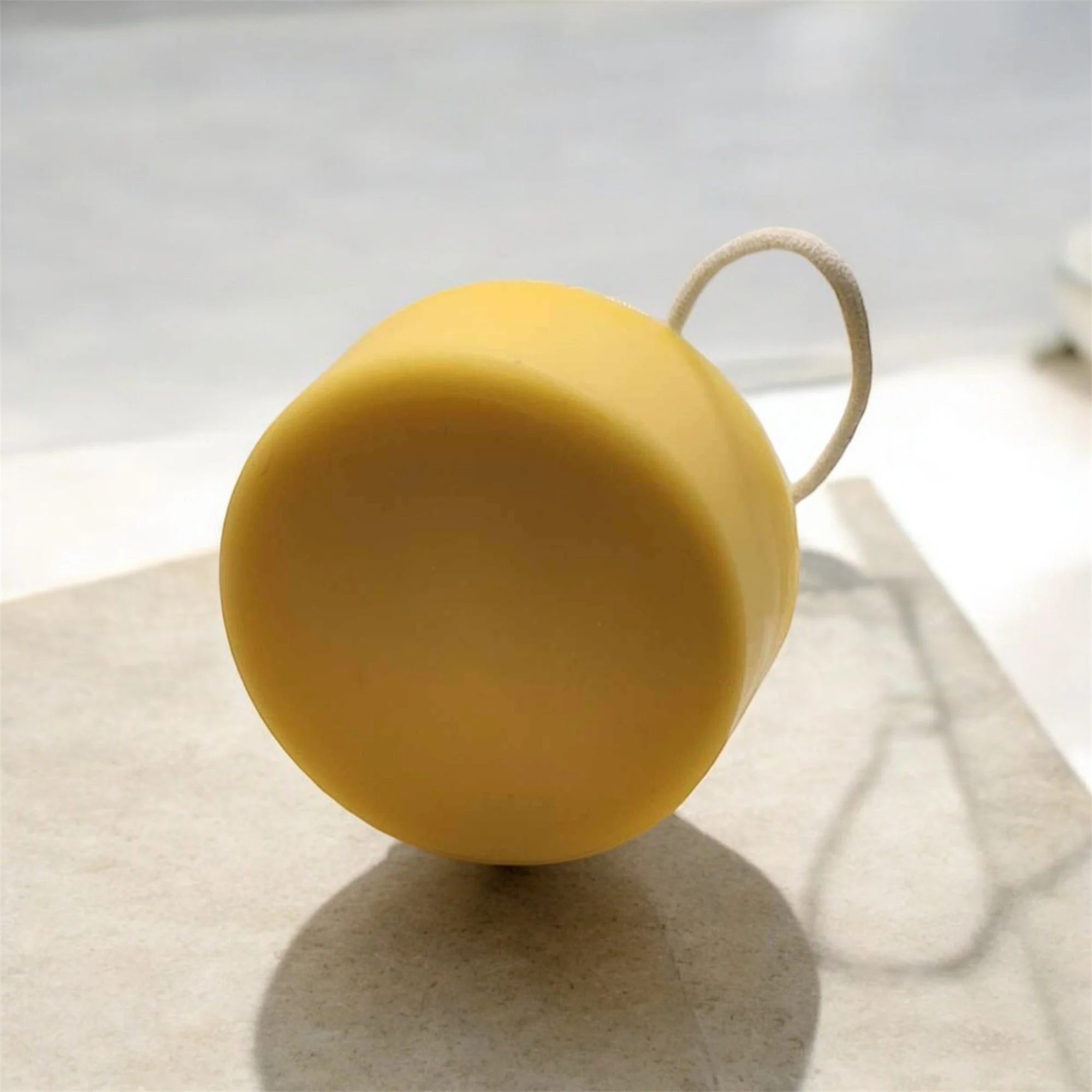 Un savon exfoliant avec une corde pour tenir le savon, au parfum de mangue et pêche. Fait à la main avec des produits naturels.