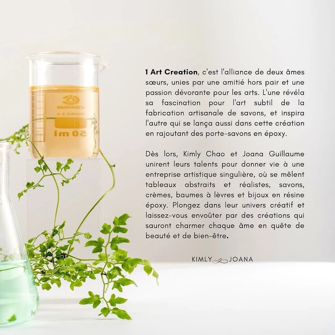 Flacon de laboratoire avec liquide beige, plante verte, et texte sur "1 Art Creation" et ses créateurs, Kimly Chao et Joana Guillaume, décrivant leur entreprise artistique de savons et objets en résine époxy.