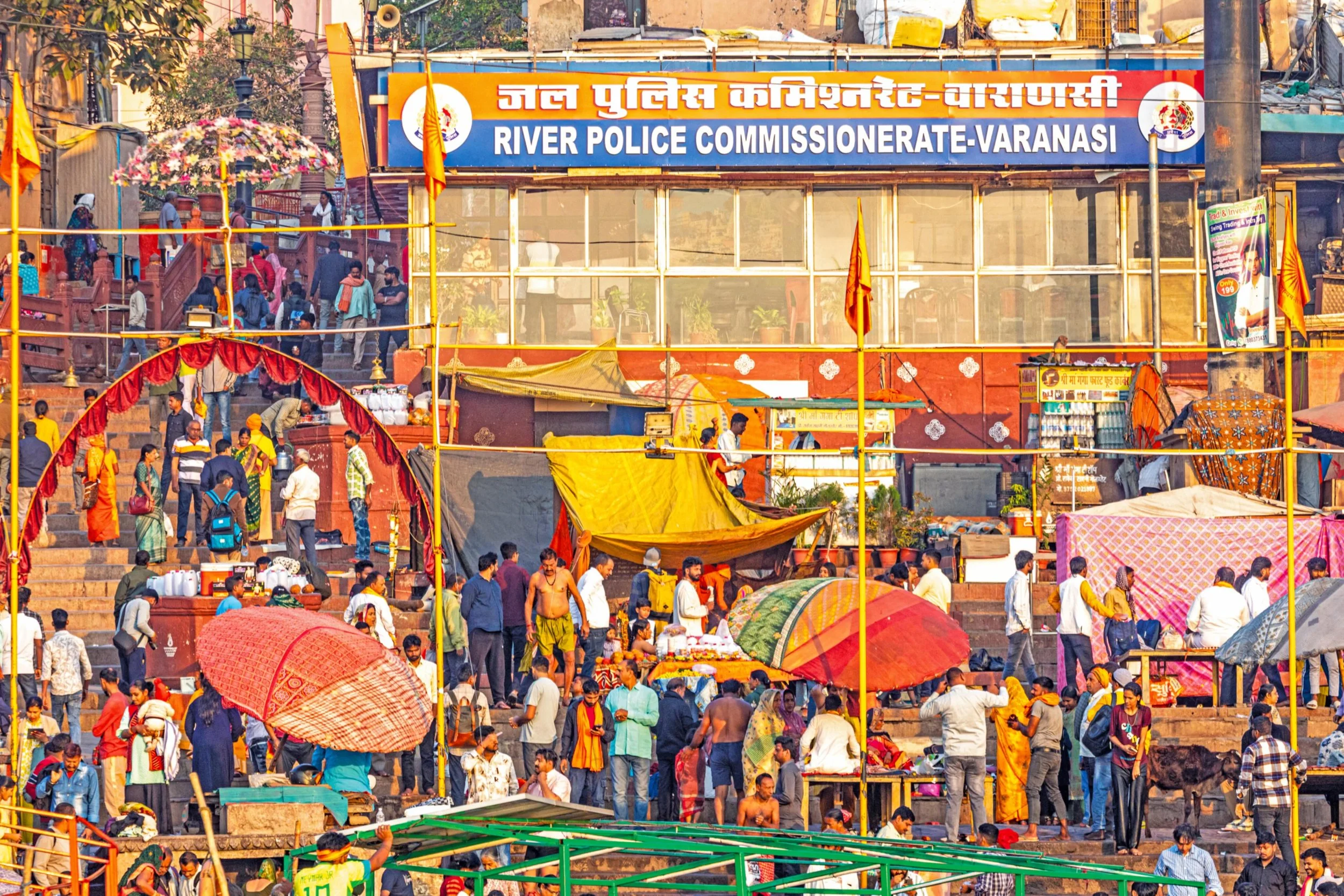 There is so much to look at in this shot of #varanasi  #streetlife #river #ganges #daily_life people  everywhere but yet everybody has their own space. Please zoom in and enjoy all the different  conversations, outfits, the calf, folk et all!