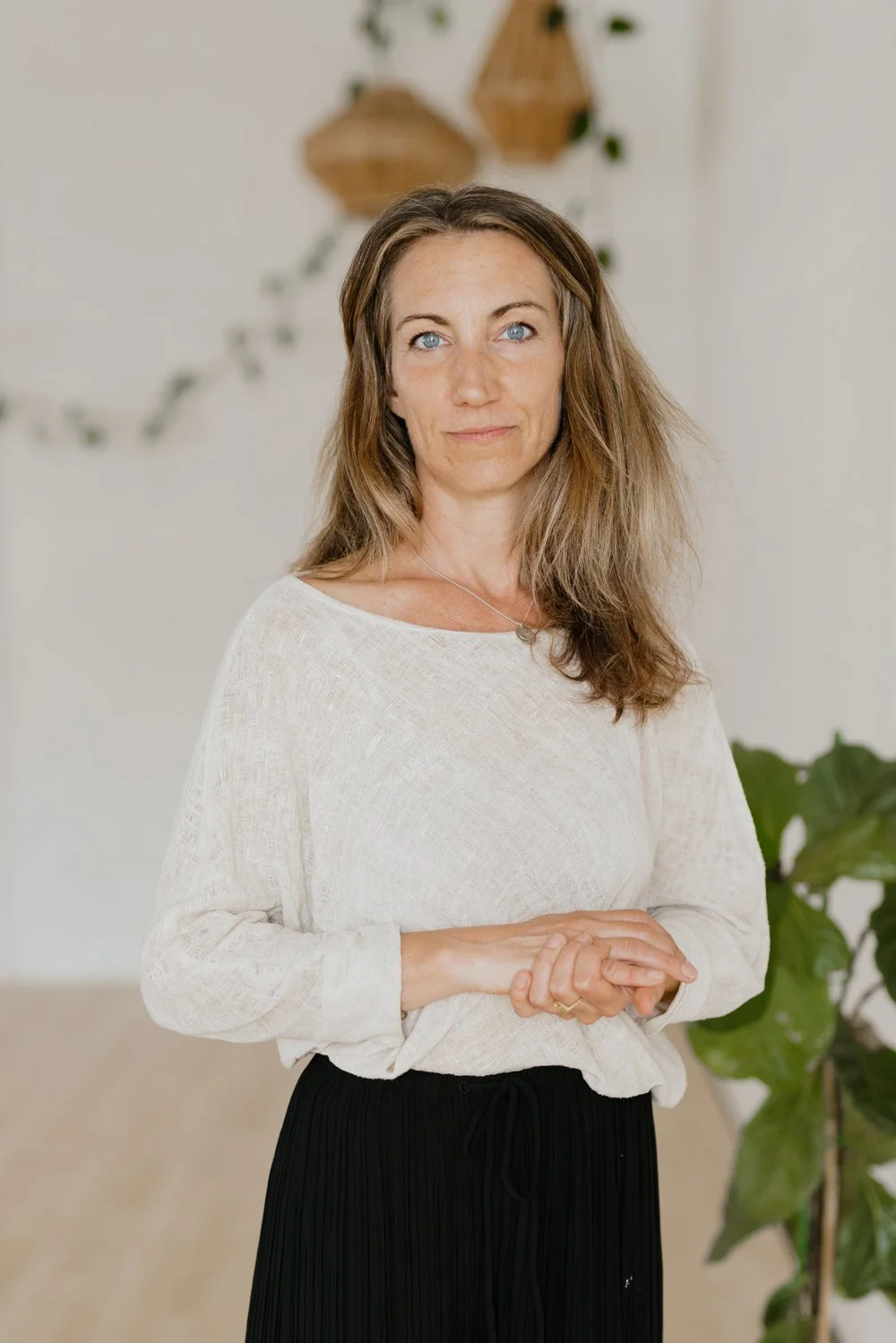 Portrait of Wiebke Queisser looking at the camera.