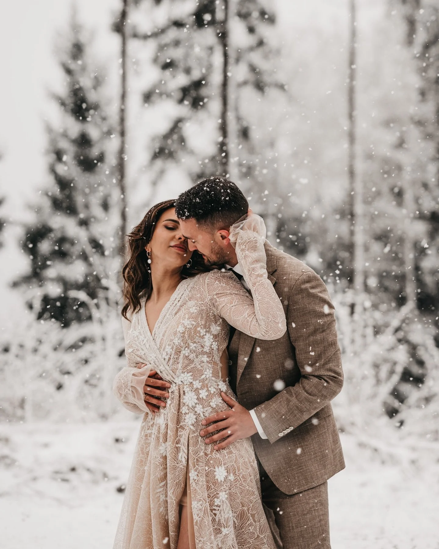 The days are getting shorter and colder, and you know what that means&hellip; winter is coming! ❄️✨

Crisp sunny mornings, snow-covered peaks, and soft golden light: the perfect backdrop for your wedding or elopement 🤍

As I am now based in Z&uuml;r