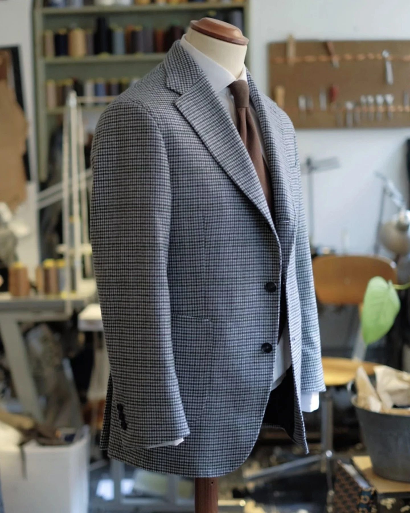 Sport coat made from @foxbrothers1772 Jacketing - sublimely soft with superior drape, the epitome of casual luxury. Merino wool combined with cashmere 🫶🏼 complimented with beautiful hand made details. 

#mtm #madetomeasure
#suit #shirt #herrbutik #