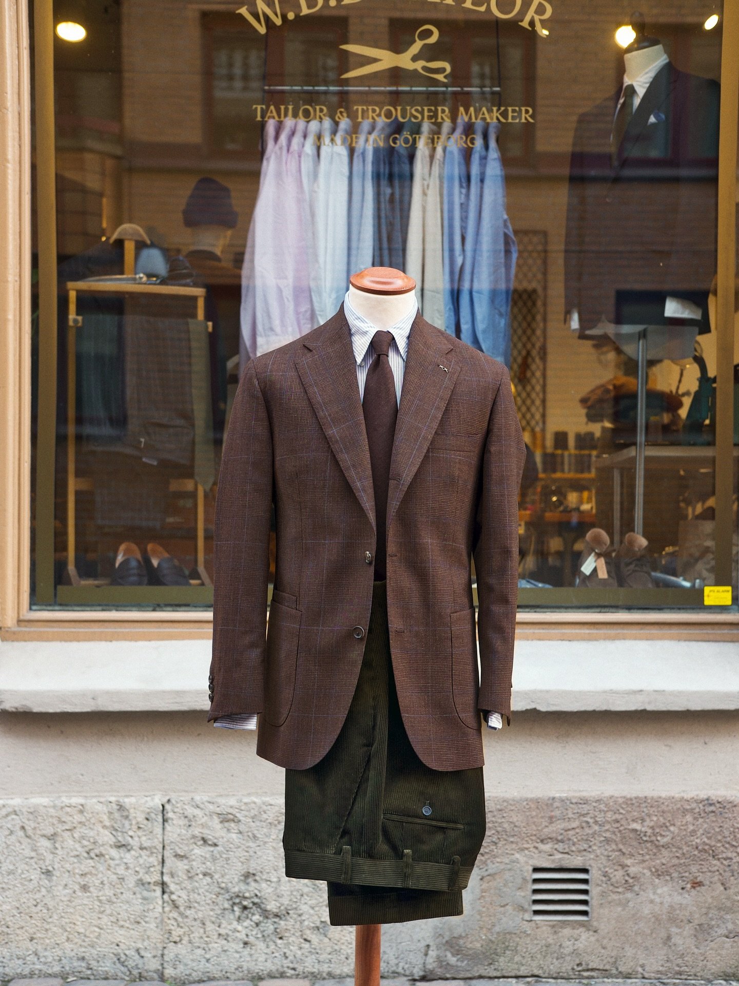 Chestnut boarded glen check sports coat made from Fox Air @foxbrothers1772 - swipe to see the detailing on this beautiful cloth.

Paired it with forest green heavy (500g) corduroy, so sturdy that these trousers wear themselves! 

Shirt - @kamakuracla
