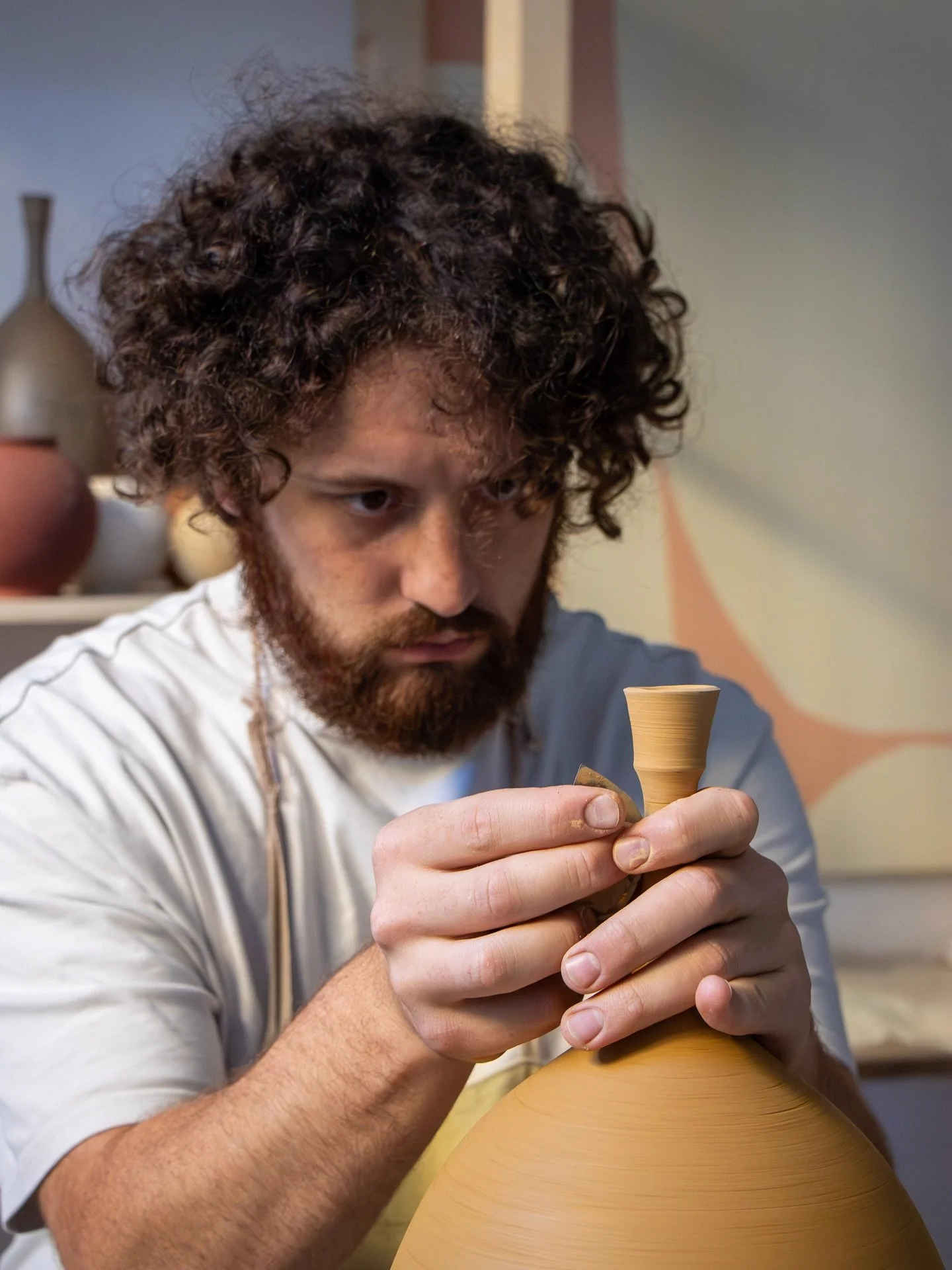 Quando si tratta di rifinire un vaso di questo tipo, con il collo alto e stretto, trattengo quasi il respiro 😮&zwj;💨

Un piccolo movimento sbagliato potrebbe spezzarlo e tutto il vaso sarebbe da rifare

Perlomeno l&rsquo;argilla finch&eacute; &egra