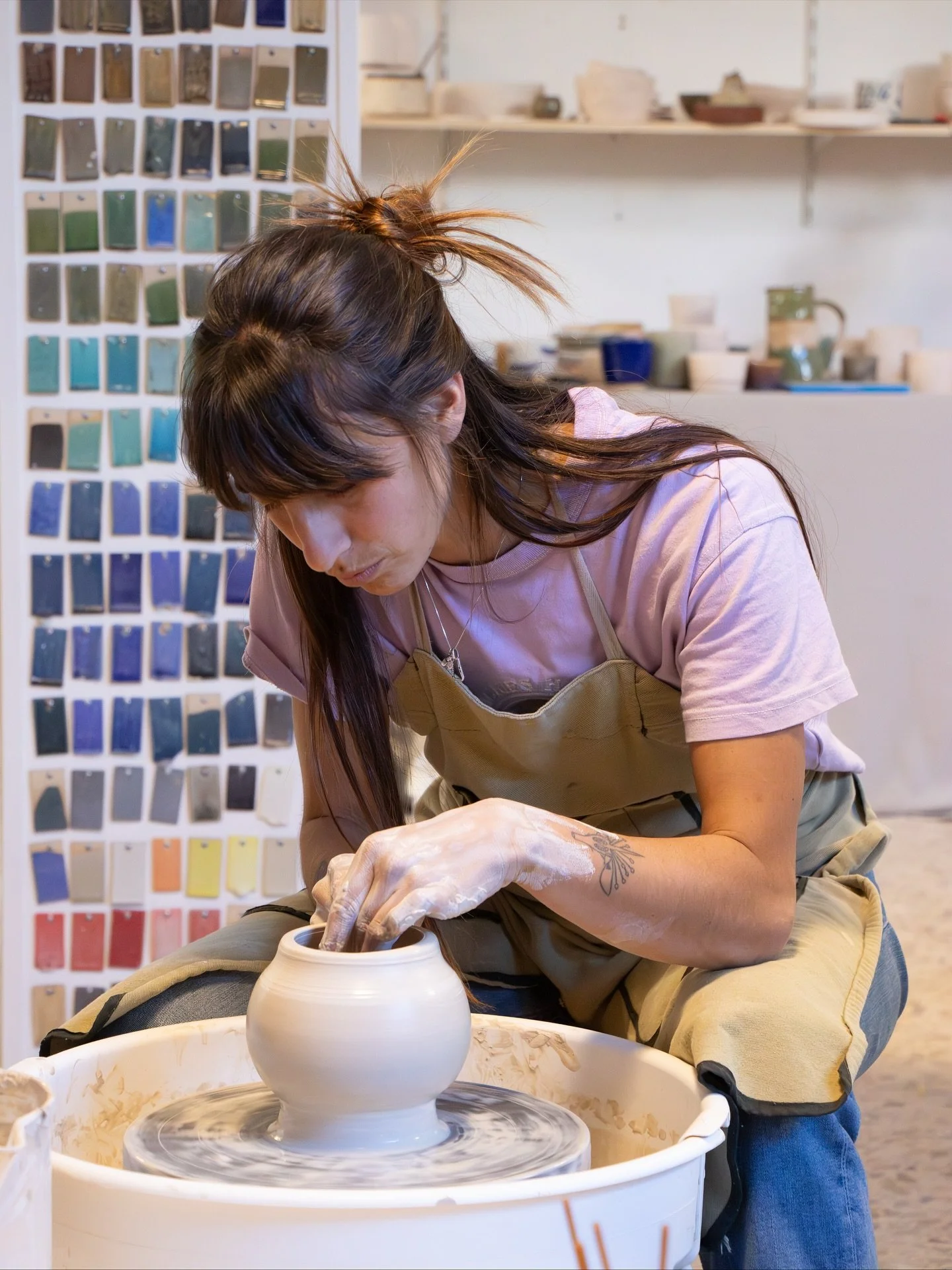 🌕Alcuni momenti dal Workshop Avanzato di Moonjar di ieri

Una giornata intera dedicata alla pratica su una forma in particolare: il Moonjar 🌝

Quasi tutti i vasi sono stati tagliati a met&agrave;, l&rsquo;intento di questi workshop &egrave; miglior