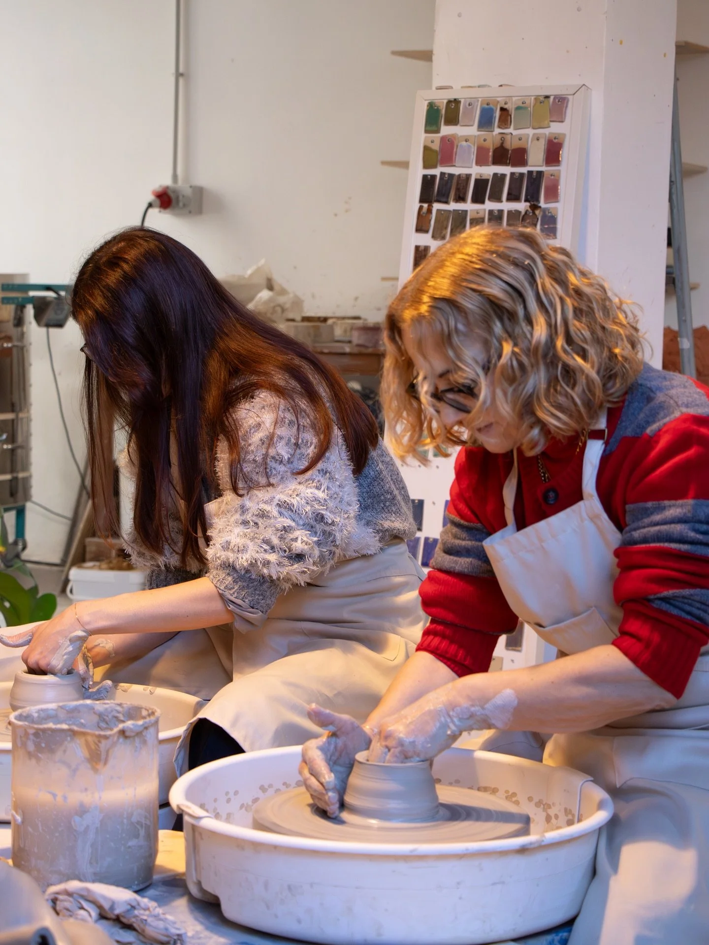 😍 Siamo tornati!
Settimana scorsa lo studio ha riaperto le porte al pubblico 🥳 sono ricominciati i Corsi di Tornio, abbiamo ospitato gi&agrave; tre Workshop di Ceramica e tante nuove persone che hanno deciso di iniziare questo nuovo anno con lo spi