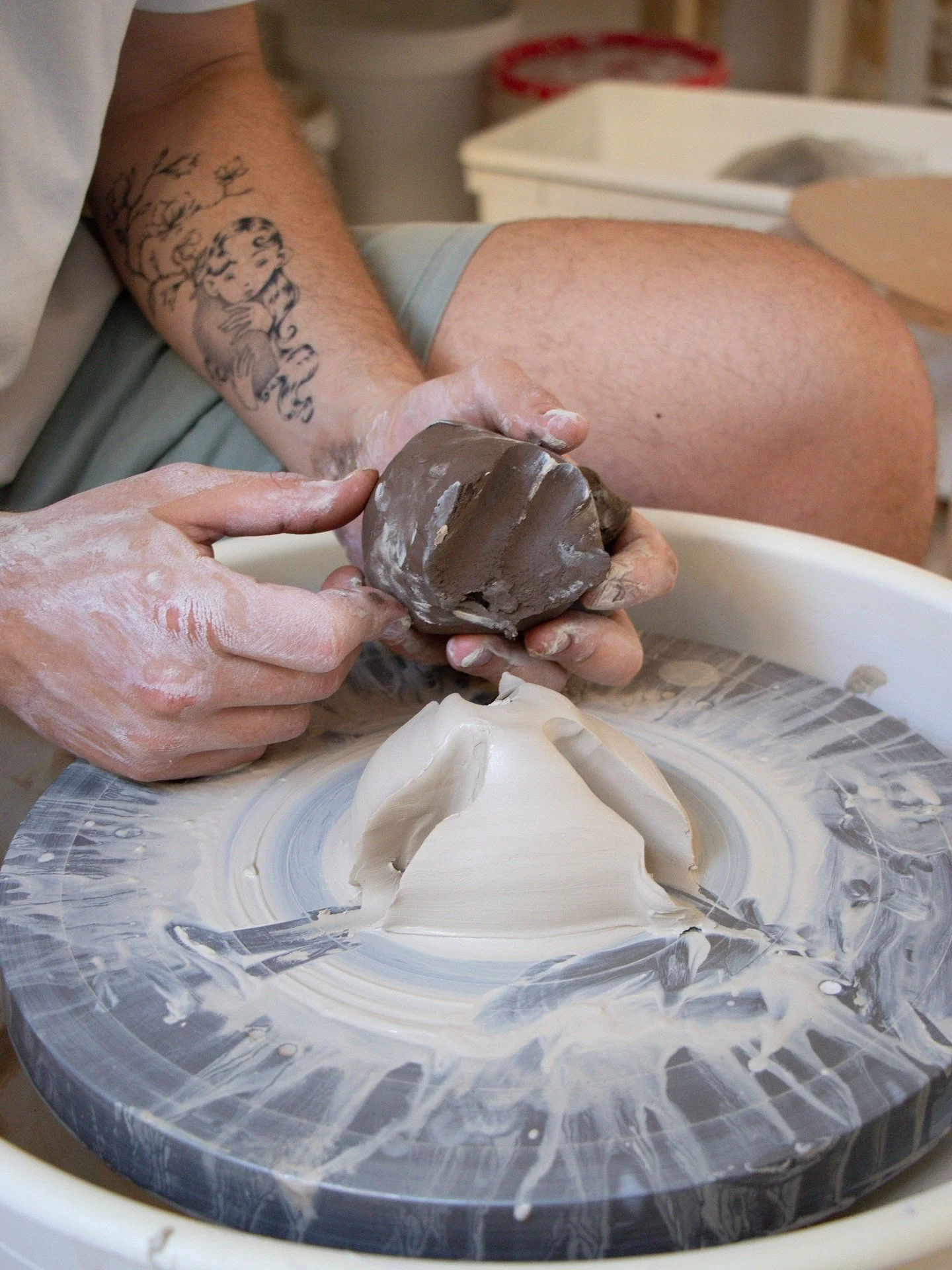 🧐 Sapevate che &egrave; possibile ottenere striature simili a quelle del marmo, con la ceramica?

Questa tecnica di chiama proprio Marmorizzazione e consiste nel mischiare argille di vario tipo e colore.

Il risultato di come sono disposte queste st