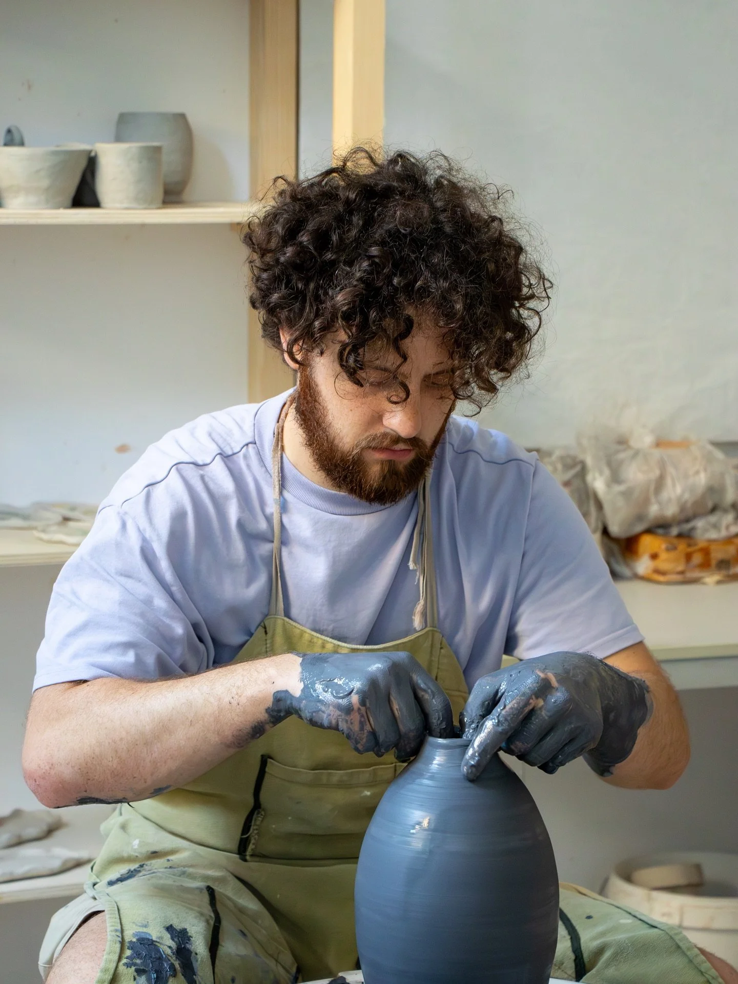 Non solo terra chiara 🏺
Capita raramente, ma mi piace molto utilizzare terre di vari colori. Raccontano una storia nuova, vengono da luoghi diversi e hanno una matericit&agrave; propria. 

Ovviamente &egrave; importante mantenere una netta separazio