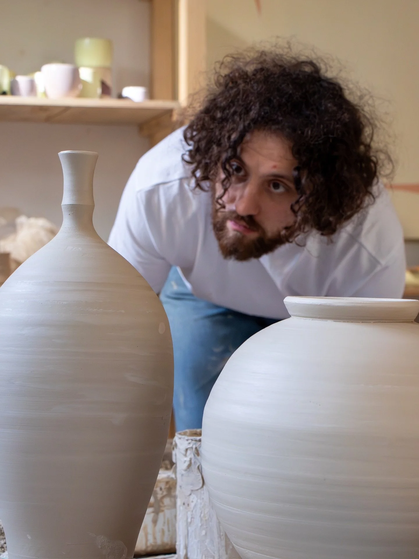 🏺Fare questo tipo di vasi richiede tanta concentrazione e consapevolezza di tutto quello che si sta facendo. 

Magari stiamo facendo la cosa giusta con le mani, ma il braccio tocca il bordo. Oppure la pressione &egrave; perfetta, ma abbiamo il corpo