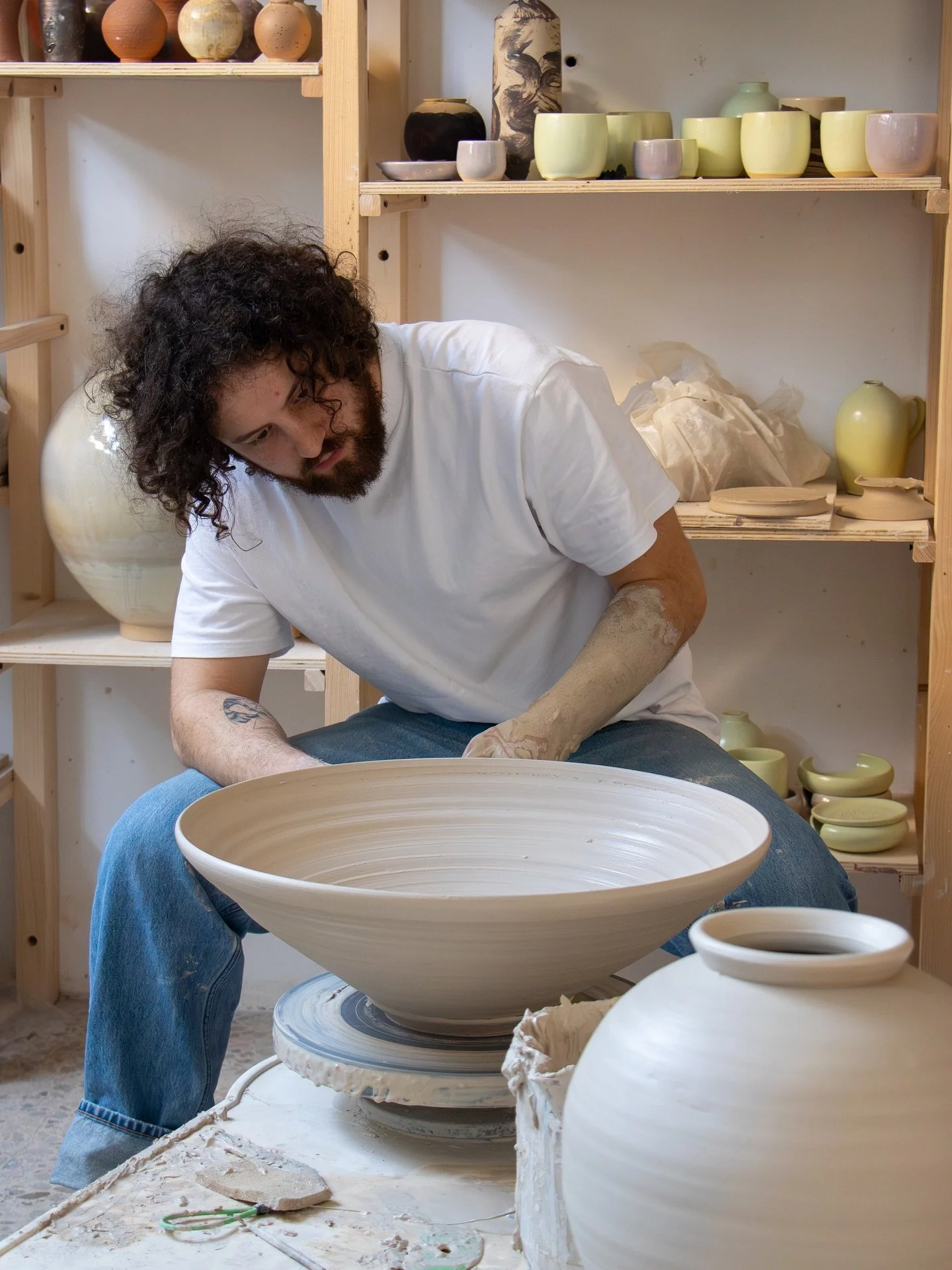 Non solo Moonjar!

Ho deciso di intitolare cos&igrave; questo post, perch&egrave; nelle storie di oggi vi ho fatto un quiz in cui vi chiedevo di indovinare cosa stessi realizzando al tornio e TUTTI, ma proprio tutti, avete risposto &ldquo;un moonjar&