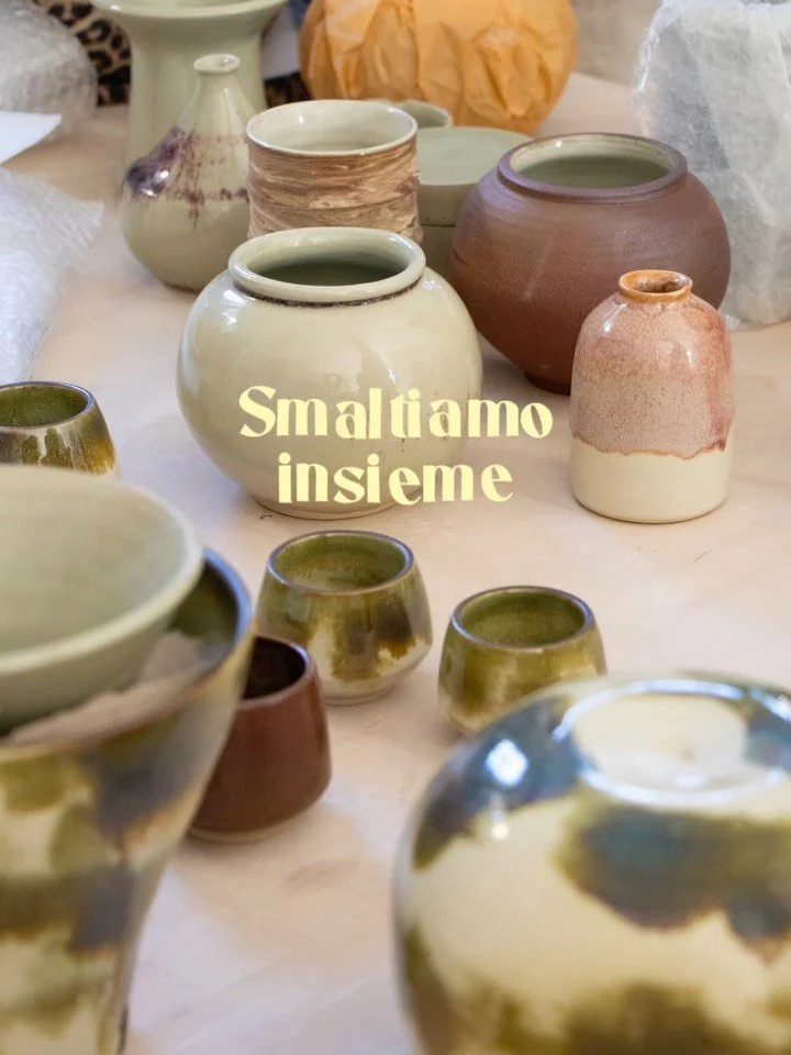 In questi giorni gli scaffali sono pieni di oggetti da smaltare e cuocere!
Infatti domani tantissimi di voi verranno in studio a ritirare le proprie ceramiche finite ✨🏺

Aiutatemi in questo compito, scorrete le foto per cuocere queste ceramiche e ri