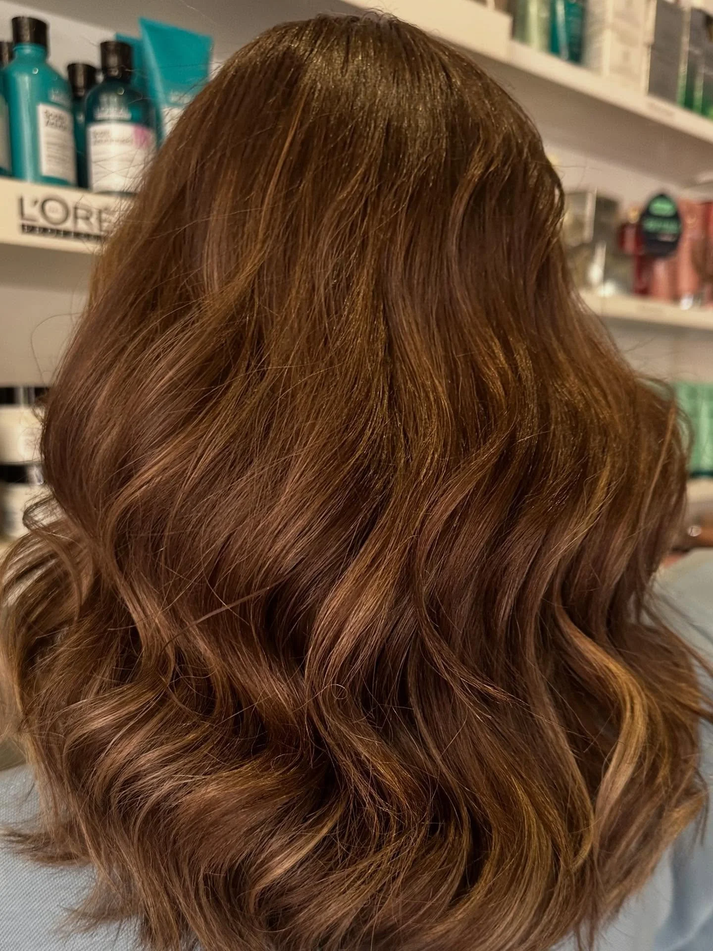 Glossy waves, summer ready. Maintained at home with @kerastase_official