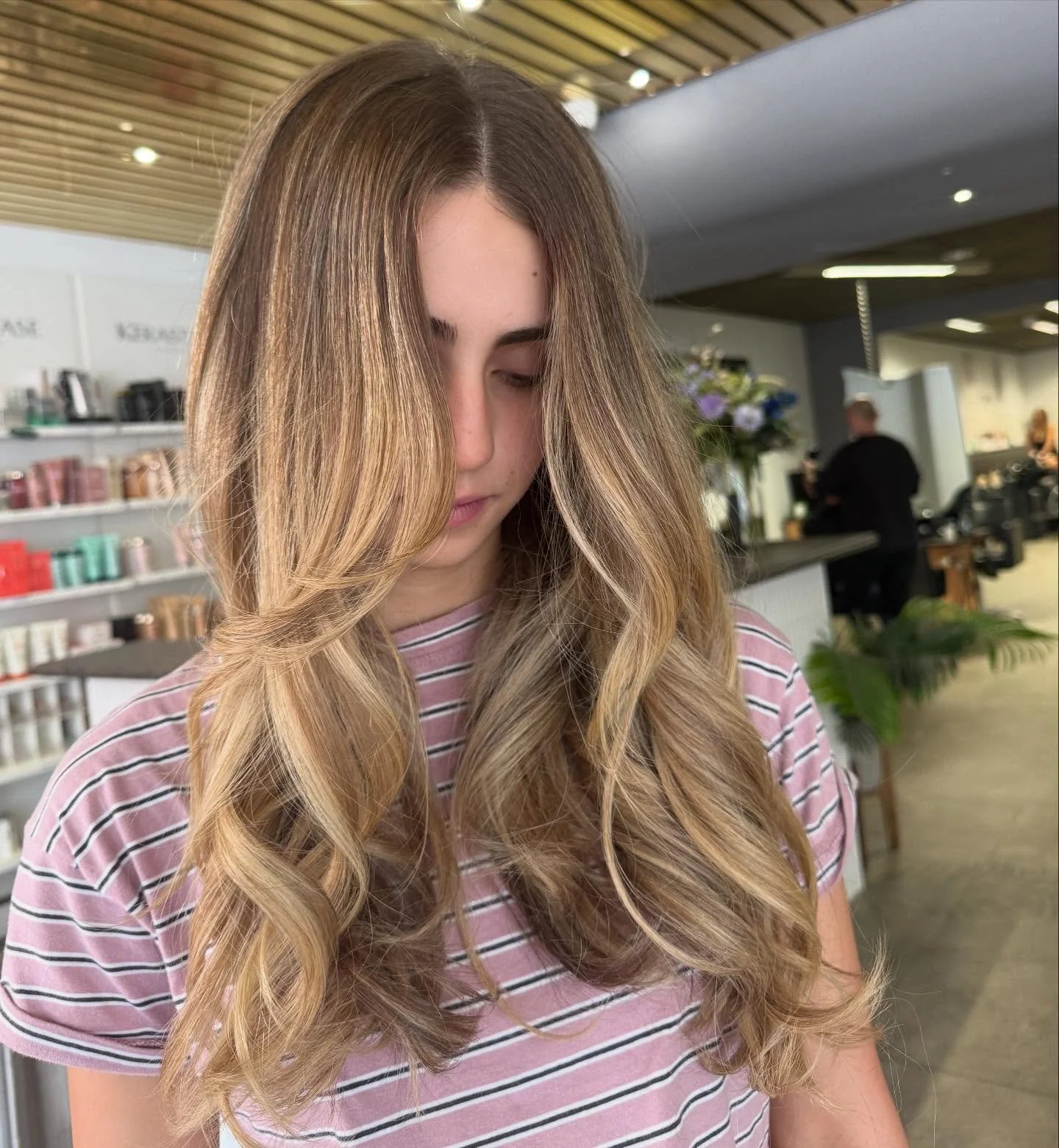 Leaning into autumn with softer blondes and styled with movement and texture. Maintained at home with @kerastase_official