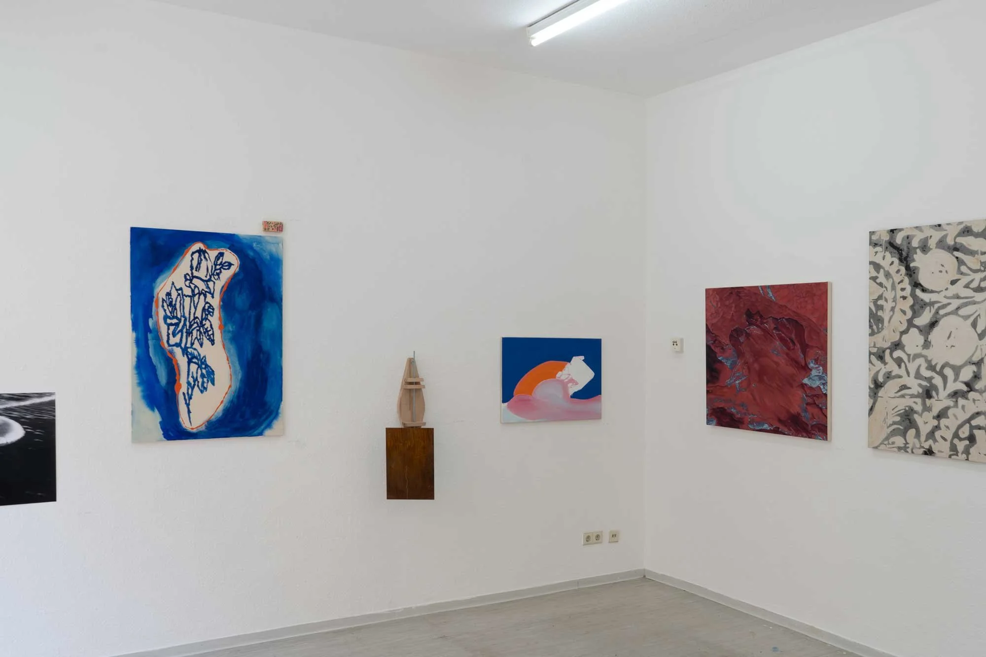 Raumansicht  Gruppenausstellung „get me somewhere“, Schillerstraße Karlsruhe, November 2025 – Raumansicht mit Malereien