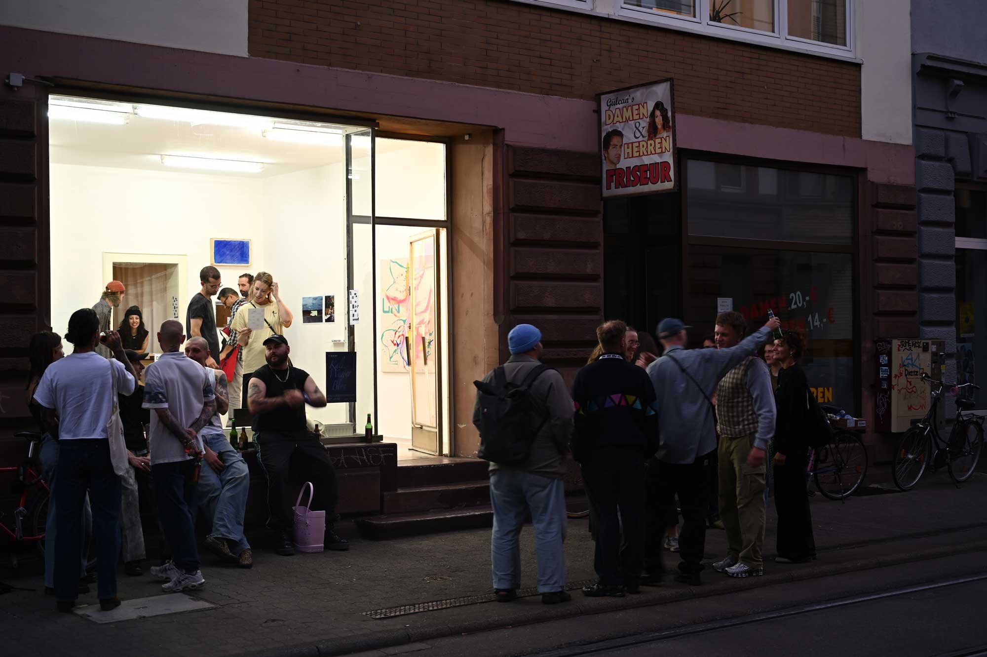 Vernissage Außenansicht bei Nacht „Kaltes Wasser Blau“, Gruppenausstellung in der Schillerstraße Karlsruhe, September 2025