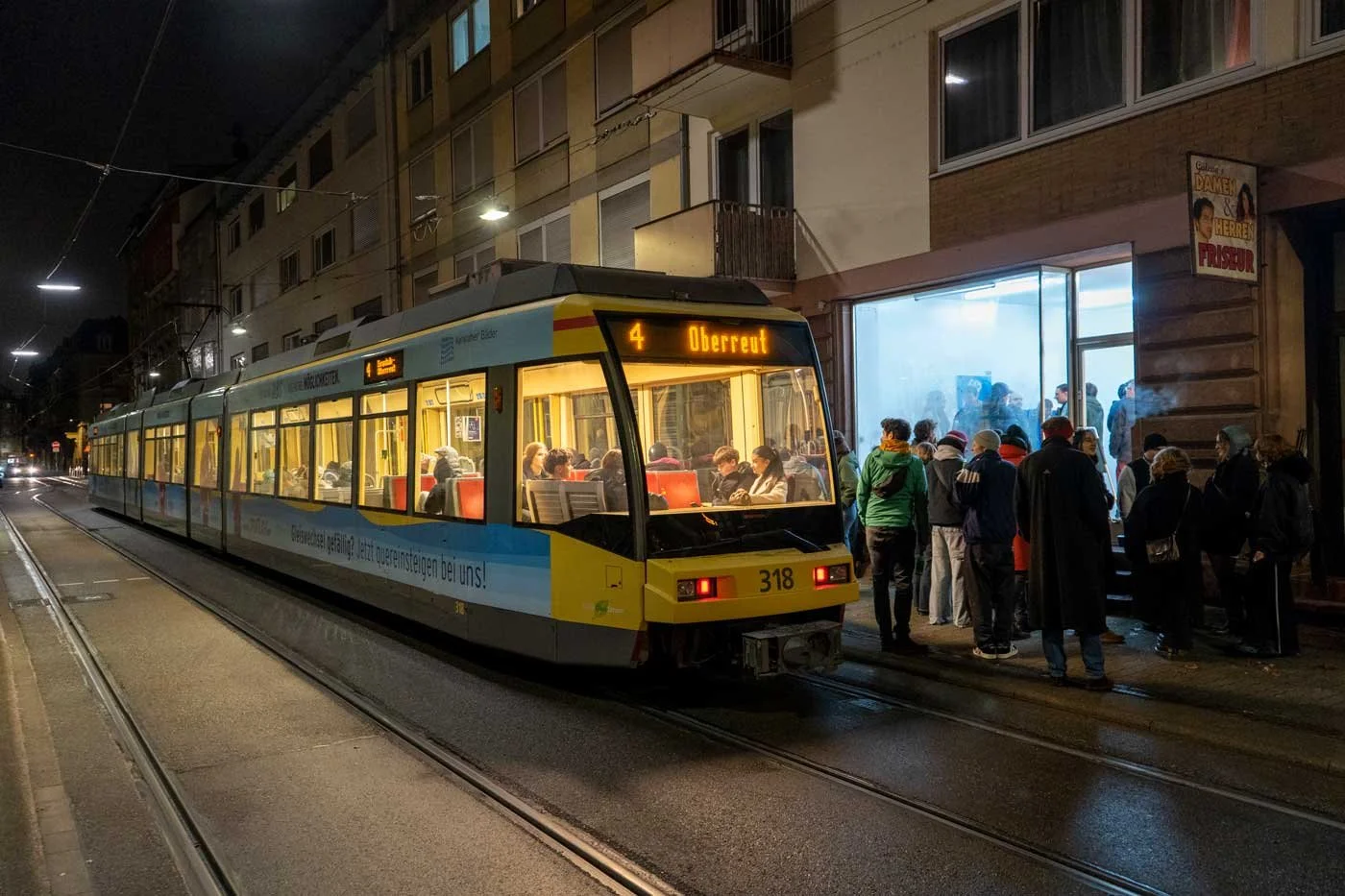 Besucherinnen in der Gruppenausstellung „get me somewhere“, Schillerstraße Karlsruhe, 2025 Außenansicht von der Vernissage bei Nacht