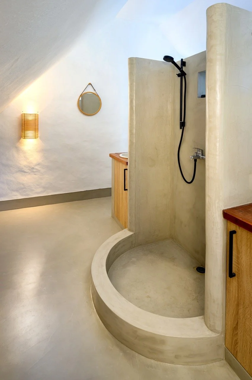 Minimalist bathroom in Cretecote Sand Dollar béton ciré by Cemtech at Serenity Villa, Mauritius