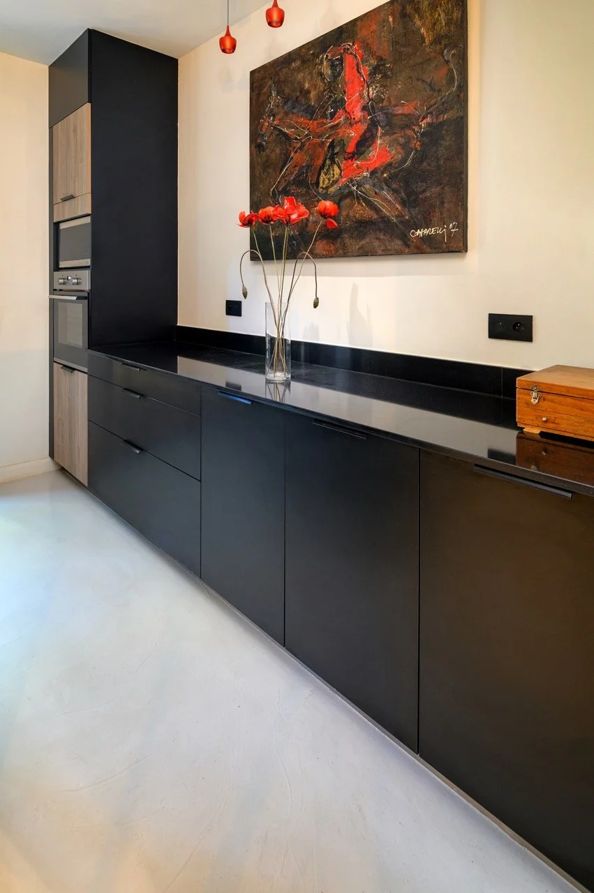 Modern kitchen finished in Cretecote Light Bone béton ciré by Cemtech Mauritius at Azuri Elegance