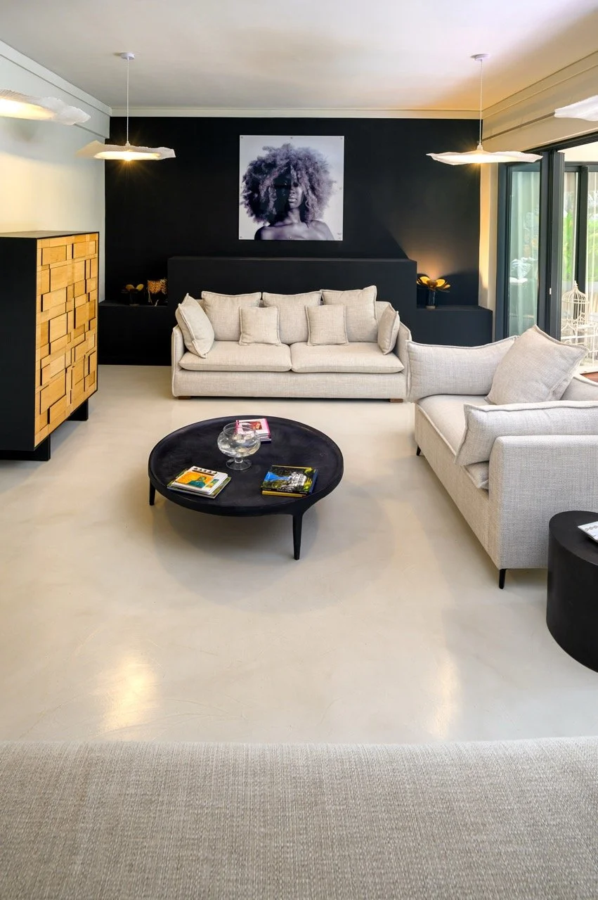 Contemporary living space featuring Cretecote Light Bone béton ciré flooring at Azuri Elegance by Cemtech Mauritius