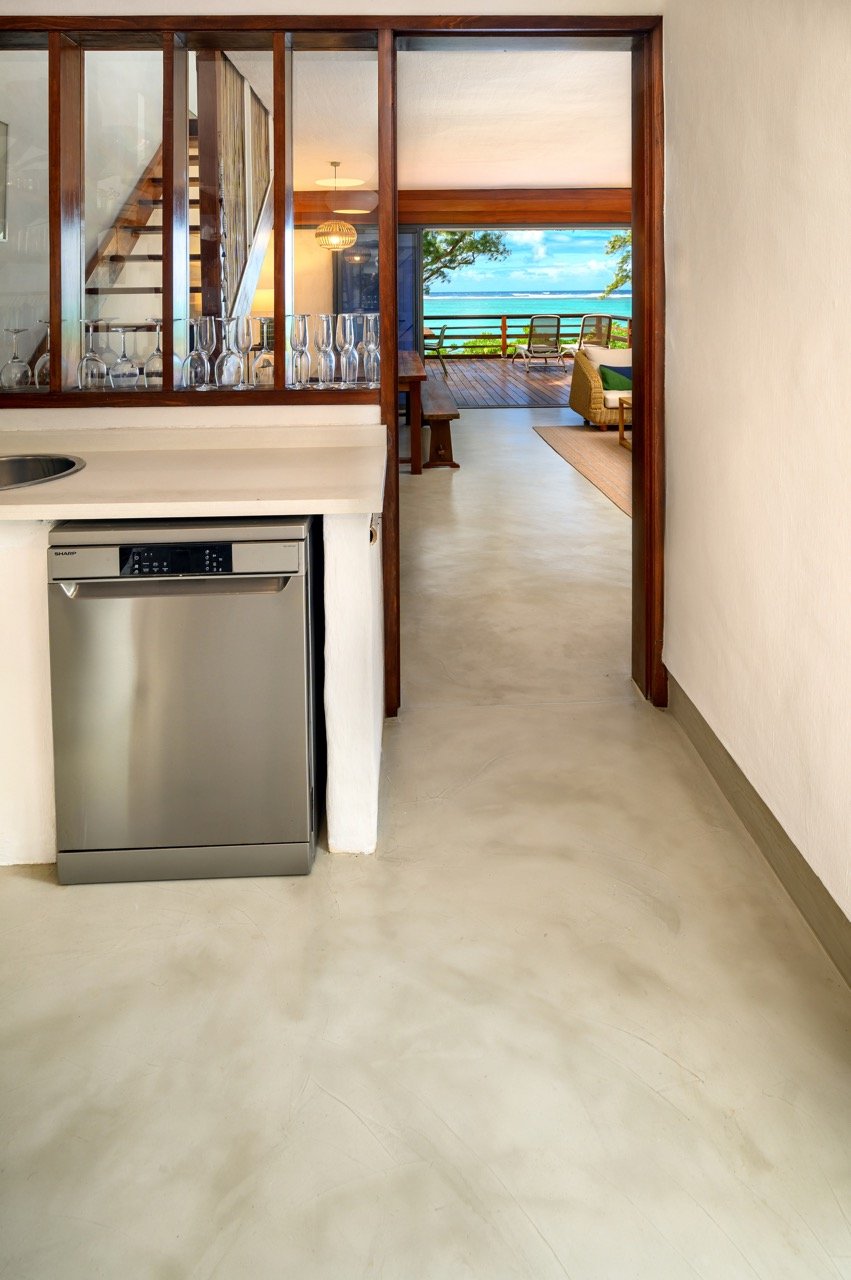 Modern kitchen finished in Cretecote Sand Dollar béton ciré by Cemtech Mauritius at Serenity Villa