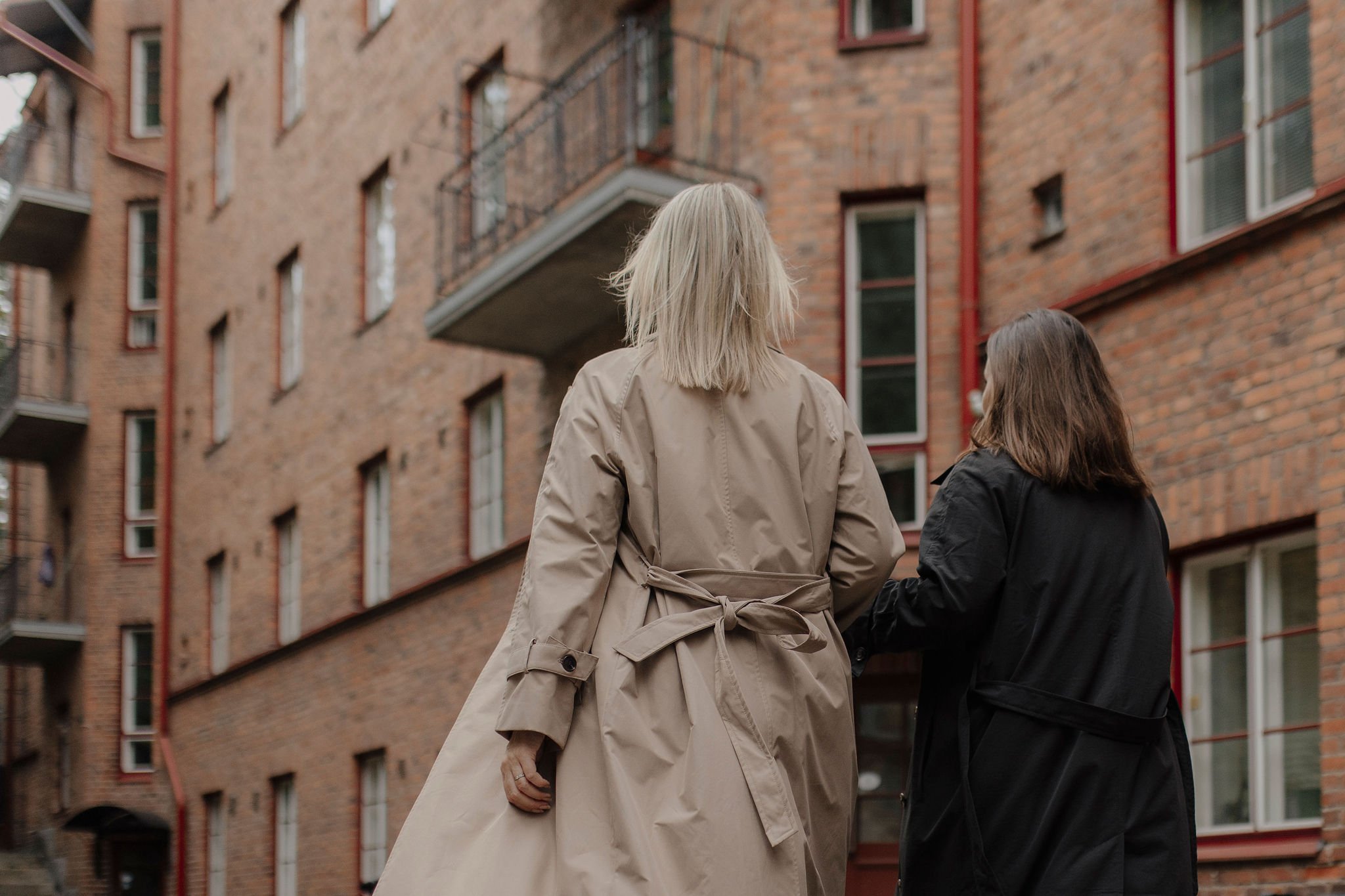 Kaupanvahvistajan rooli on t&auml;rke&auml; osa suomalaista kiinteist&ouml;kauppaa. 

Annelle ja Miialle on my&ouml;nnetty Maanmittauslaitoksen m&auml;&auml;r&auml;&auml;m&auml;t kaupanvahvistajan oikeudet ja he hoitavat n&auml;m&auml; teht&auml;v&au