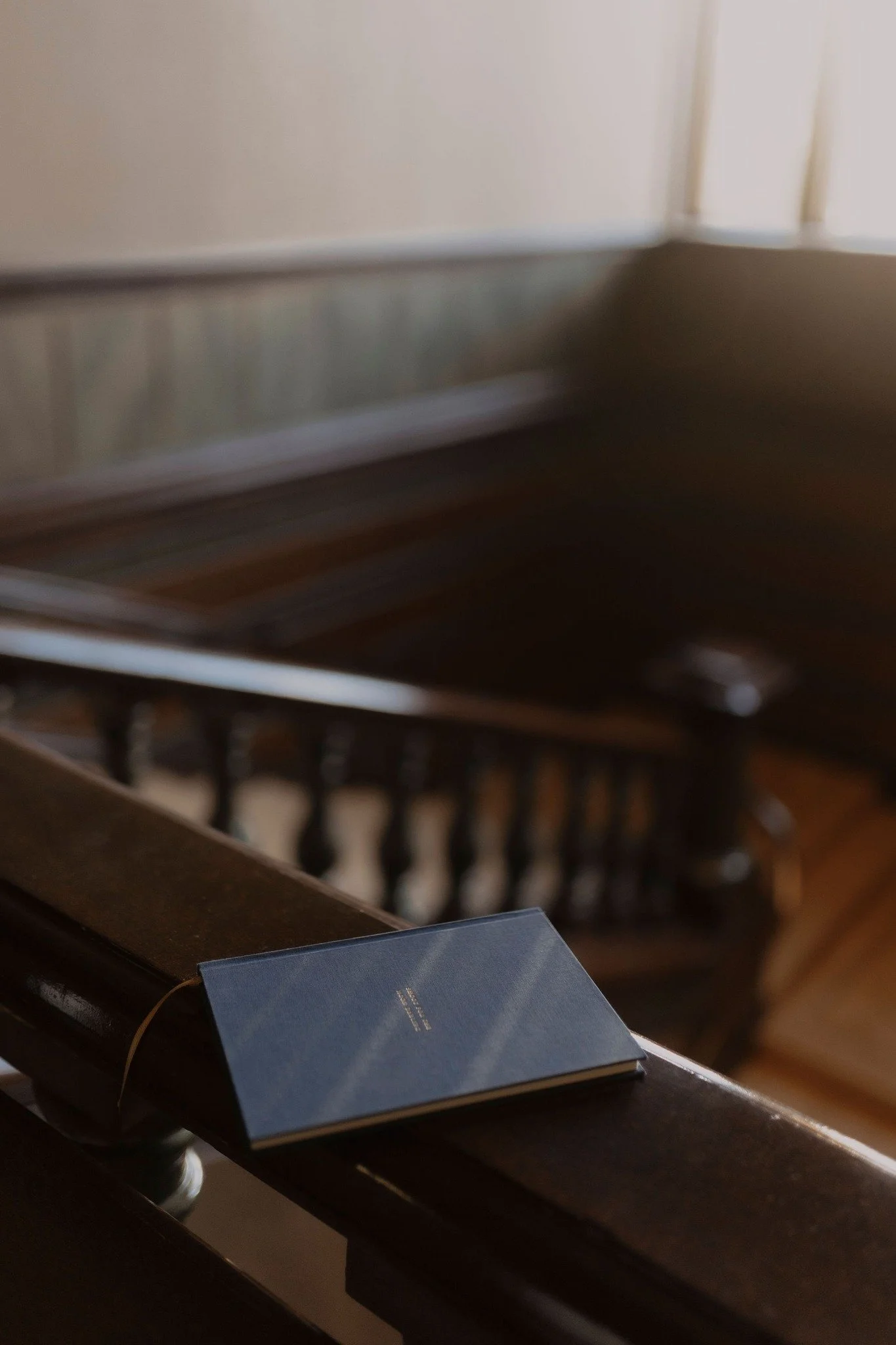 Paperity&ouml; ei ole pelkk&auml;&auml; tietojen siirt&auml;mist&auml;. Se on kokonaisuuksien ymm&auml;rt&auml;mist&auml;, aikataulujen hahmottamista ja tilanteiden ennakointia. Ty&ouml;t&auml;, jossa yksityiskohdilla on merkityst&auml;.

Taustalla t