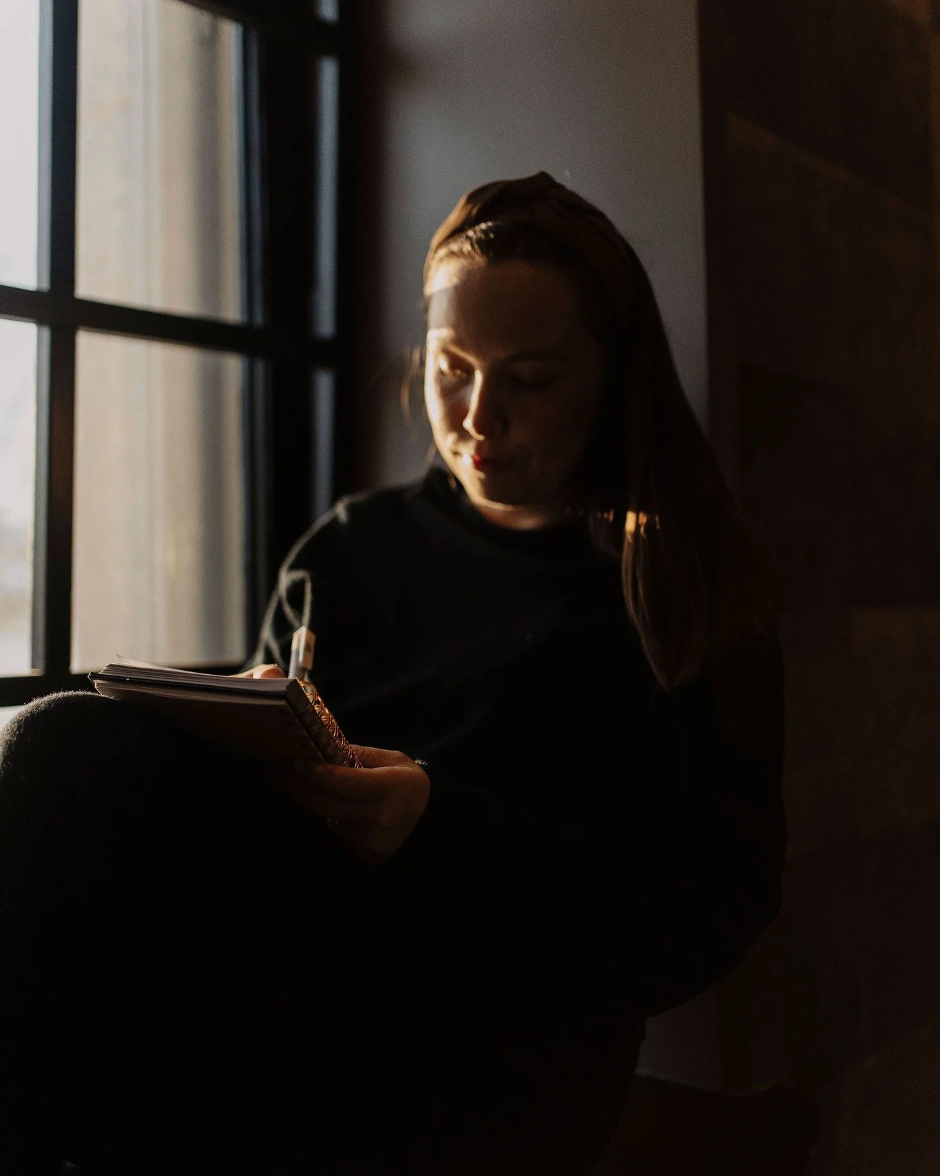 Yritt&auml;j&auml;n arki on usein muille n&auml;kym&auml;t&ouml;nt&auml;.

Se on iltoja koneella. Se on tarkistuksia, aikatauluja, johtamista ja vastuuta. Me tied&auml;mme sen.

Siksi meille on t&auml;rke&auml;&auml;, ett&auml; yhteisty&ouml; ei tunn