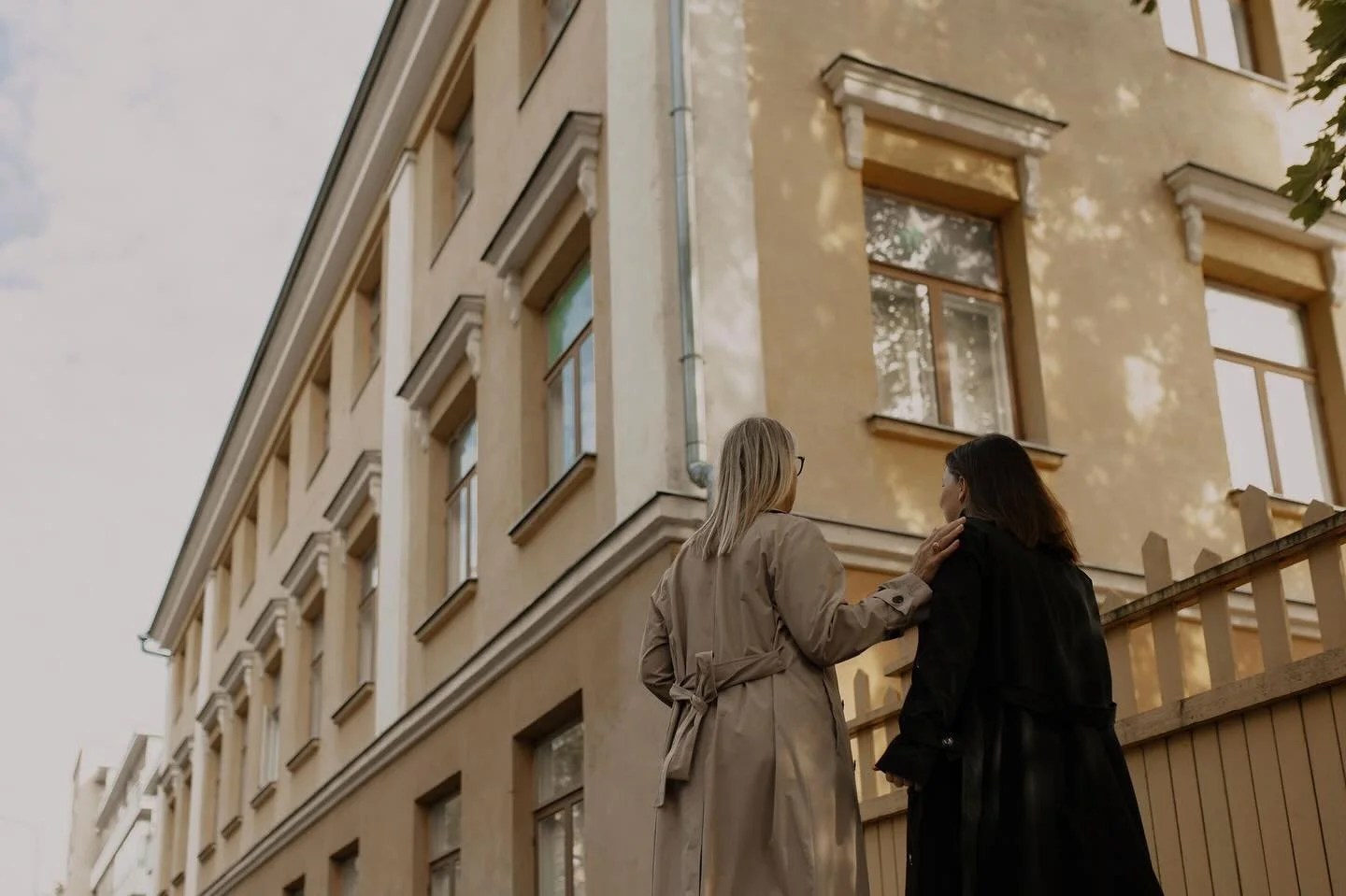 Joskus el&auml;m&auml; vie uusiin suuntiin &ndash; ja juuri niin kuuluu ollakin.
 
Asuntopaperit on ollut meille molemmille paljon enemm&auml;n kuin ty&ouml;. Se on ollut matka, joka toi meid&auml;t yhteen &ndash; ja ennen kaikkea synnytti yst&auml;v