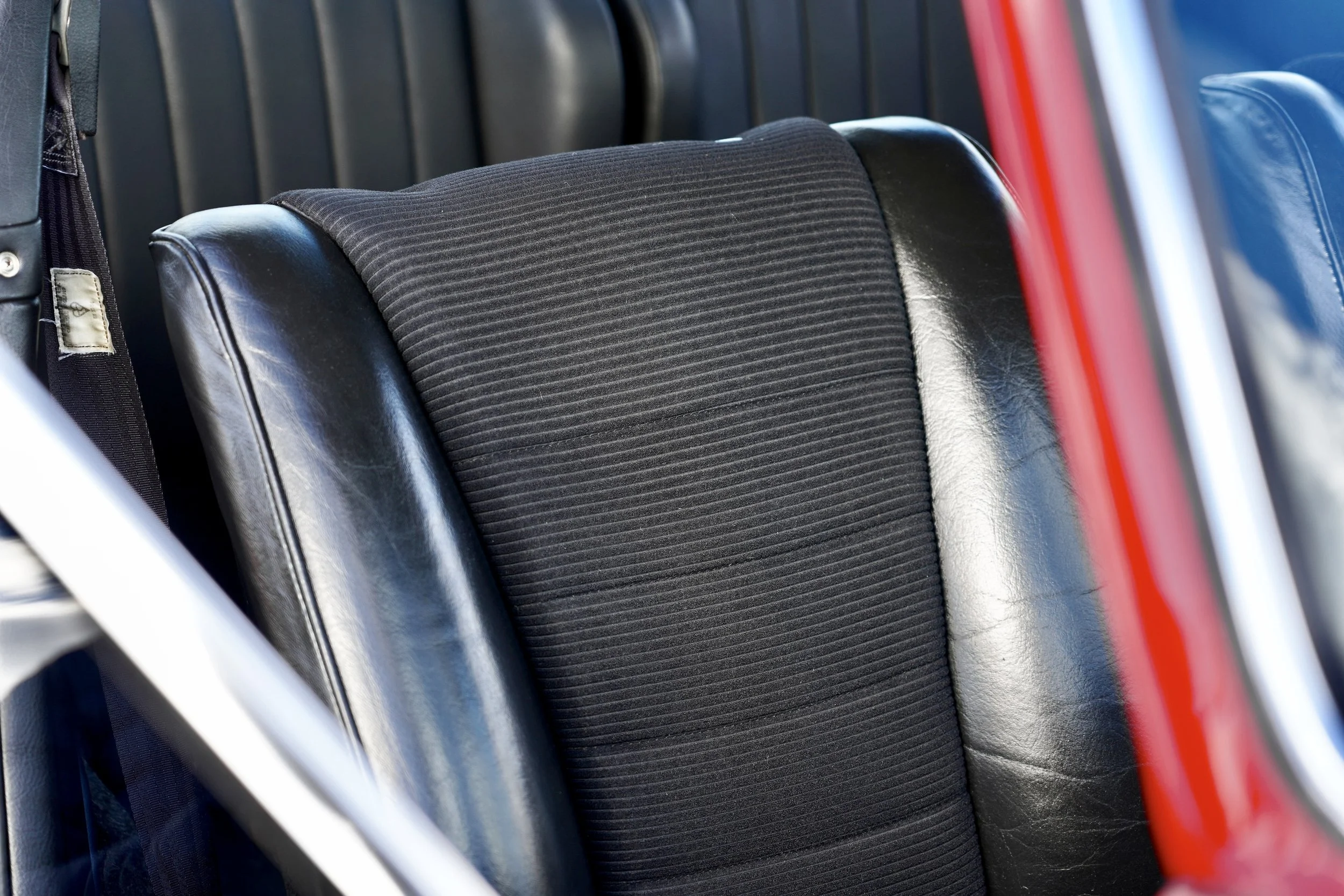 16. 2.7 RS - Seats 1.JPG