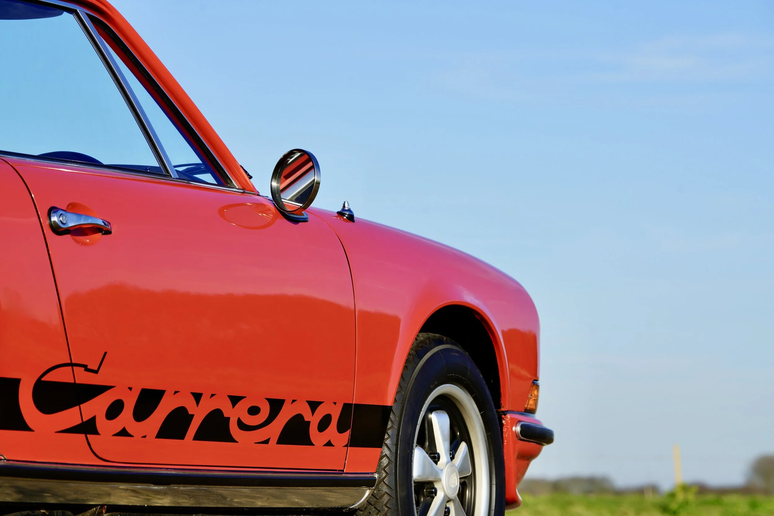 10. Carrera RS - Side script.JPG