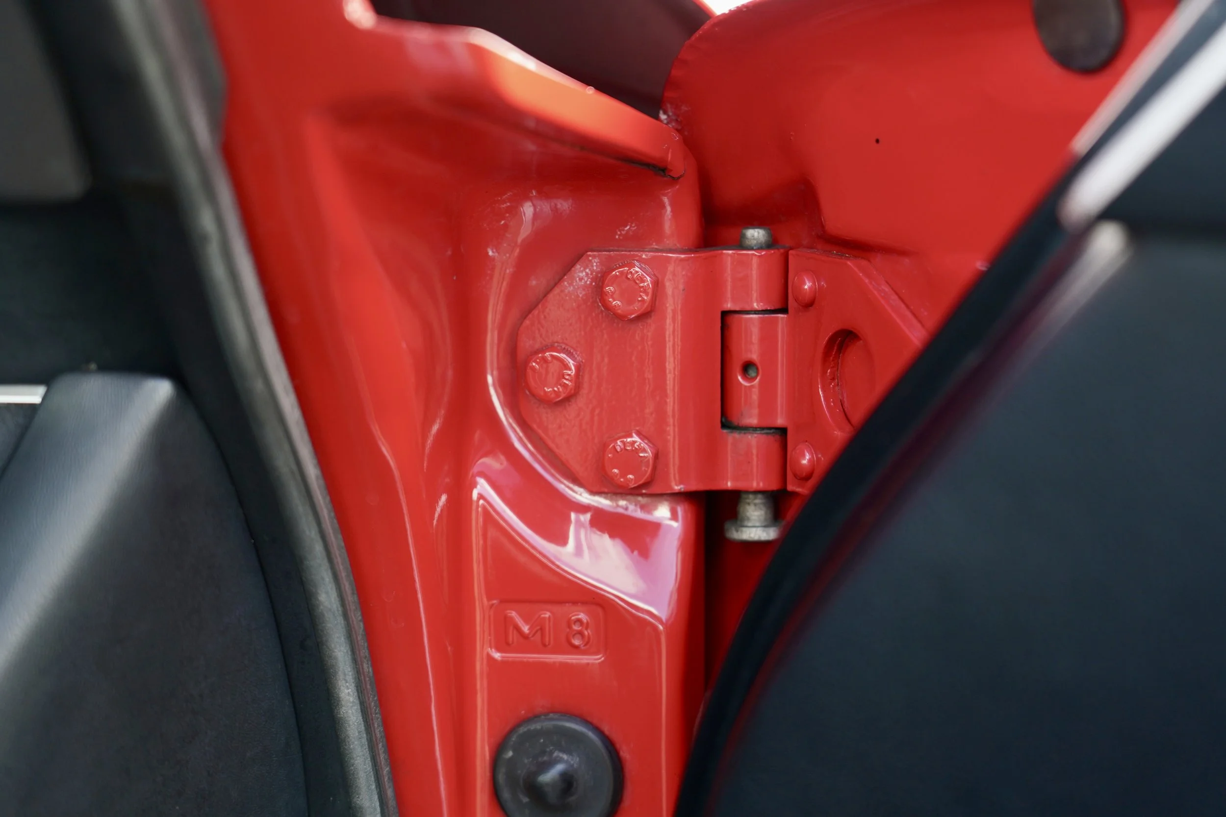 14. Carrera RS - Door hinge.JPG