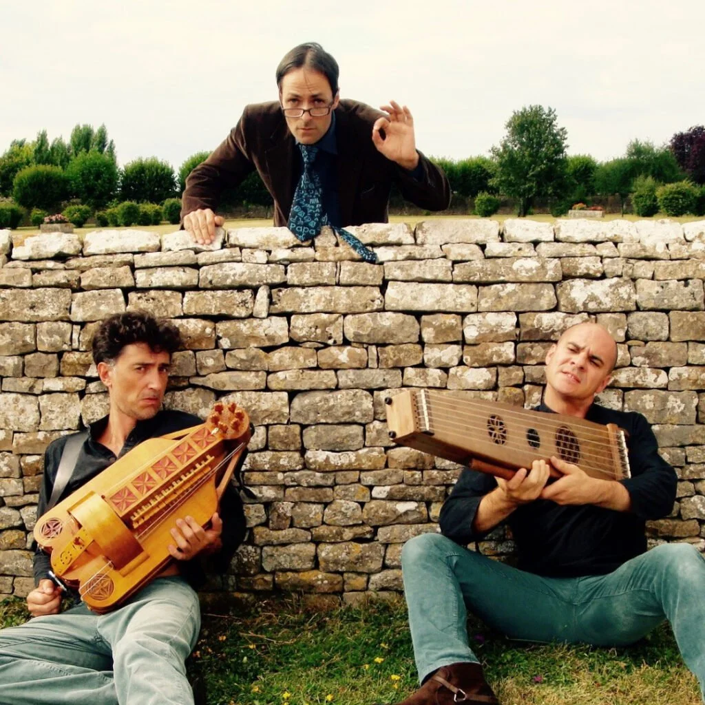 Tout en assiégeant / La Note BrÈVE