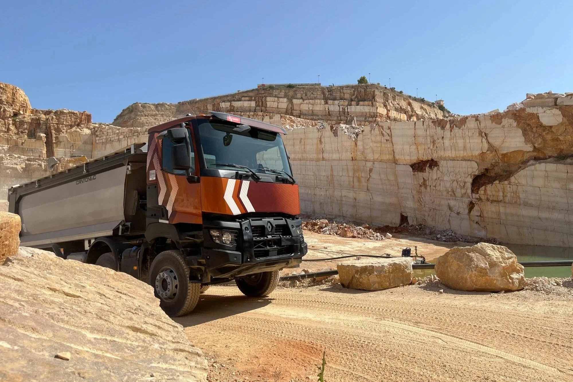 Renault Trucks K Lkw im Geländeeinsatz auf einer Steigung, entwickelt für Baustellenlogistik, Schwerlasttransporte, Kipperanwendungen und anspruchsvolle Offroad-Bedingungen.