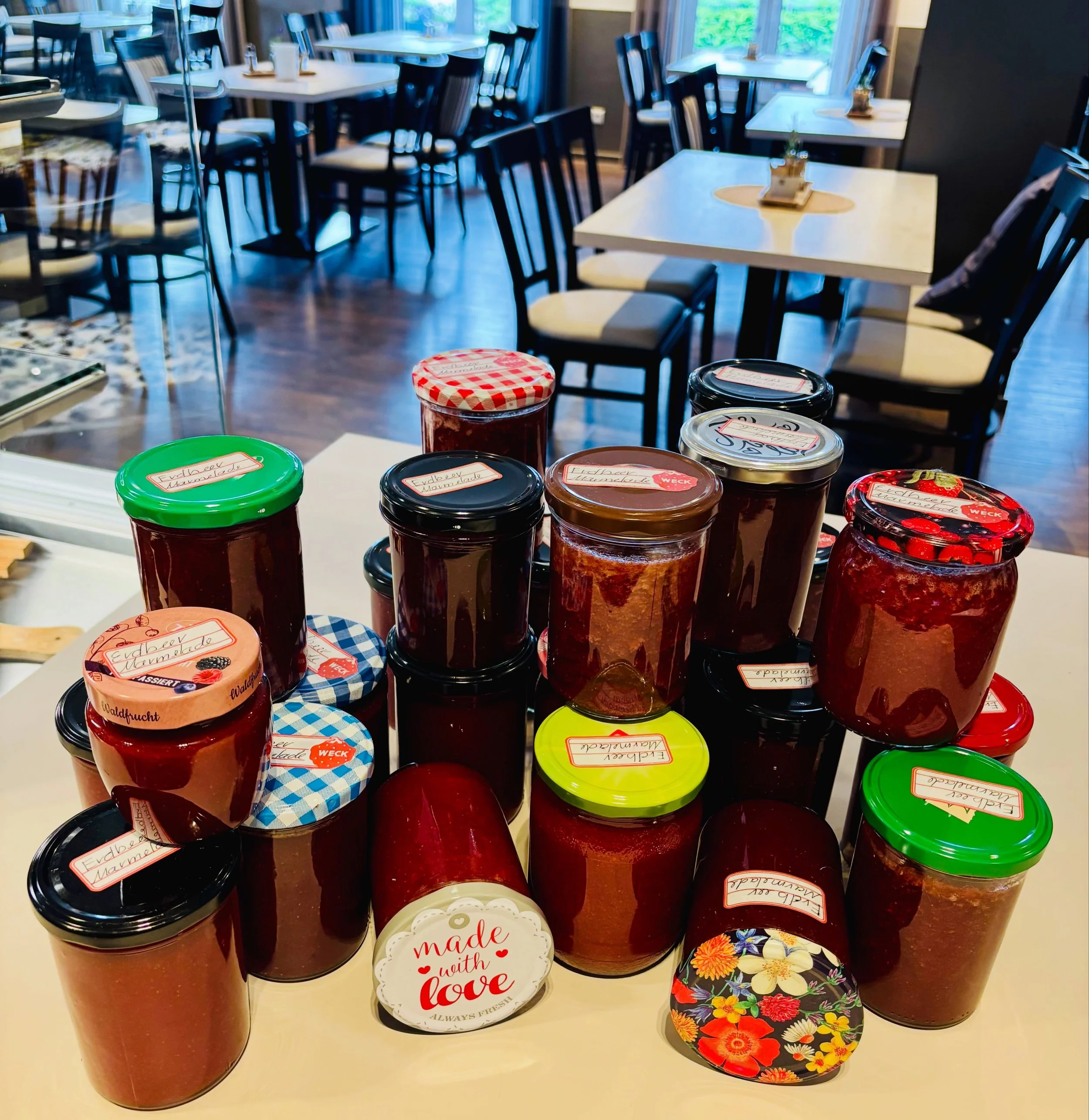 FRISCHE ERDBEERMARMELADE 🍓

Ab sofort k&ouml;nnt ihr wieder unsere leckere hausgemachte Erdbeermarmelade zum Fr&uuml;hst&uuml;ck 
bei uns im GenussReich genie&szlig;en 😋

#caf&eacute; #seligenstadt #erdbeermarmelade #genussreichseligenstadt #yummy