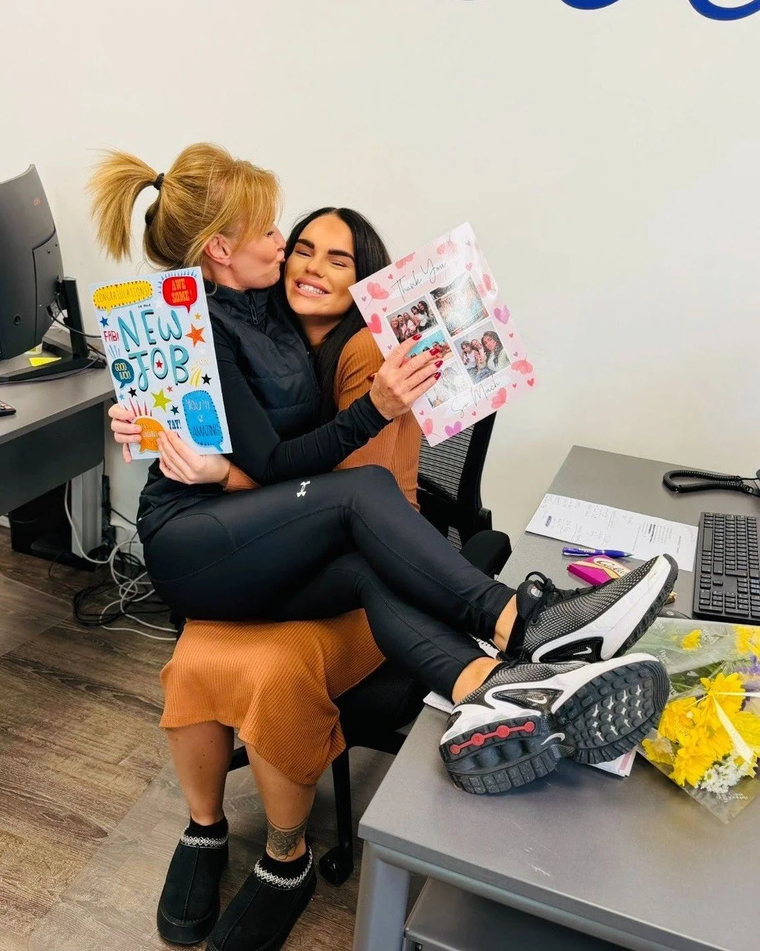 In recruitment, a leaver usually gets marched to the front door with security, a bag check, and a &ldquo;goodbye, good luck, don&rsquo;t steal my clients.&rdquo;

𝗟𝘂𝗰𝘆 𝗴𝗲𝘁𝘀 𝗺𝗲 𝘀𝗮𝘁 𝗼𝗻 𝗵𝗲𝗿 𝗸𝗻𝗲𝗲 𝗴𝗶𝘃𝗶𝗻𝗴 𝗵𝗲𝗿 𝗮 𝗸𝗶𝘀𝘀 𝗹𝗶