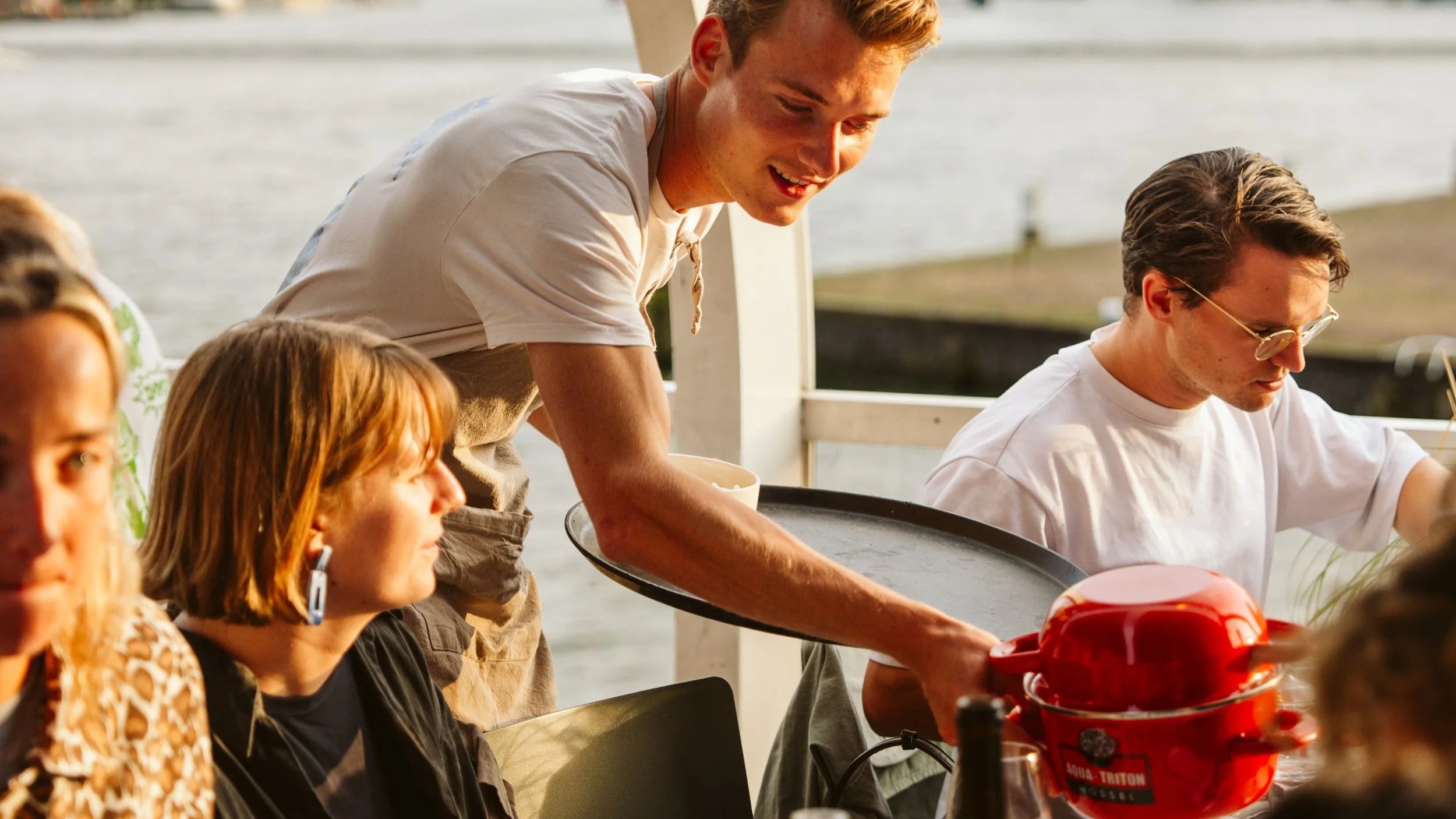 De crew die er bovenuit steekt