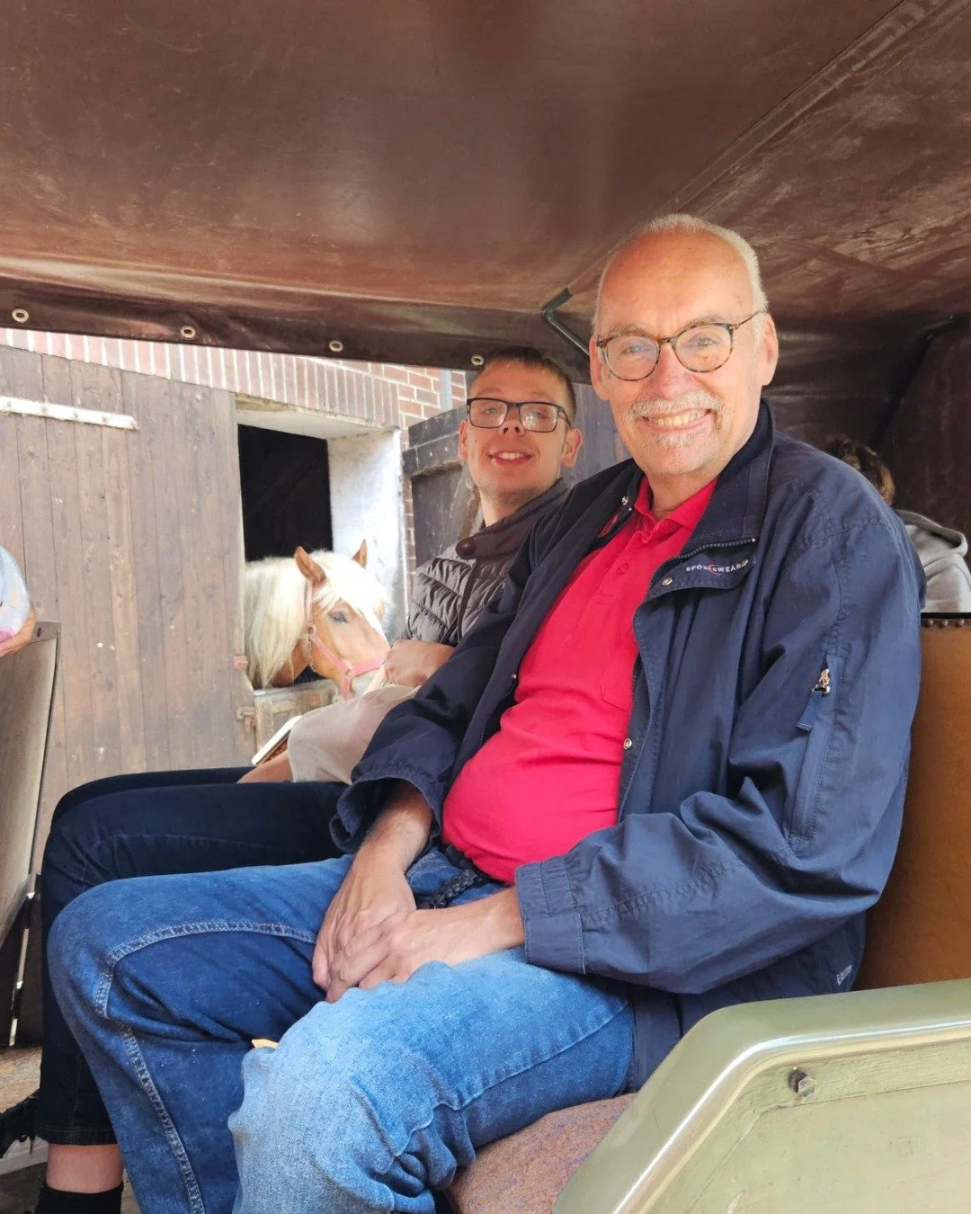 Rückblick auf den Sommerurlaub 2025 - Teil 1/3 📸 Was haben die Bewohner im Heidehort eigentlich während ihres Urlaubs unternommen und erlebt? 
Los geht's mit einer Kutschfahrt in Bispingen 🐎 Die Bewohner der Walsroder Wohngruppe haben si