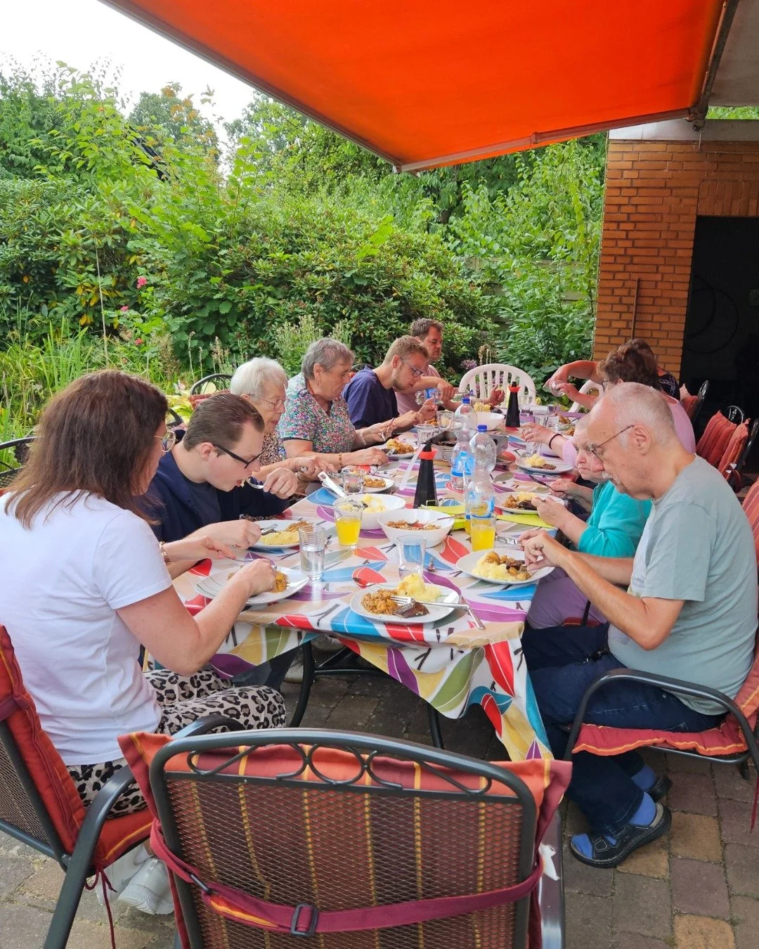 Rückblick auf den Sommerurlaub 2025 - Teil 3/3 📸 Was haben die Bewohner im Heidehort eigentlich während ihres Urlaubs unternommen und erlebt?
Im Sommerurlaub wurde unter anderem auch gemeinsam gekocht 🍽👨‍🍳Hier seht ihr, wie die Bew